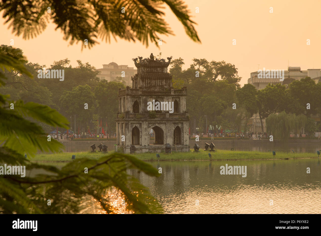 La tour de la tortue (Thap Rua) sur le lac Hoan Kiem Lake à l'aube, Hanoï, Vietnam Banque D'Images