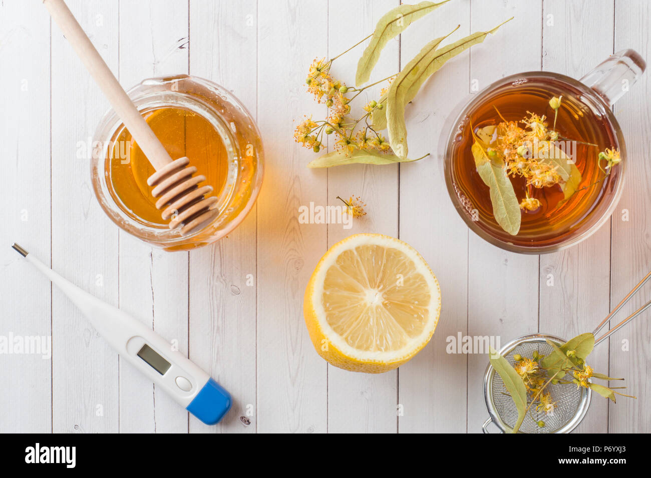 Plateau avec Linden, miel et citron. L'alimentation saine, traitement du rhume. Banque D'Images