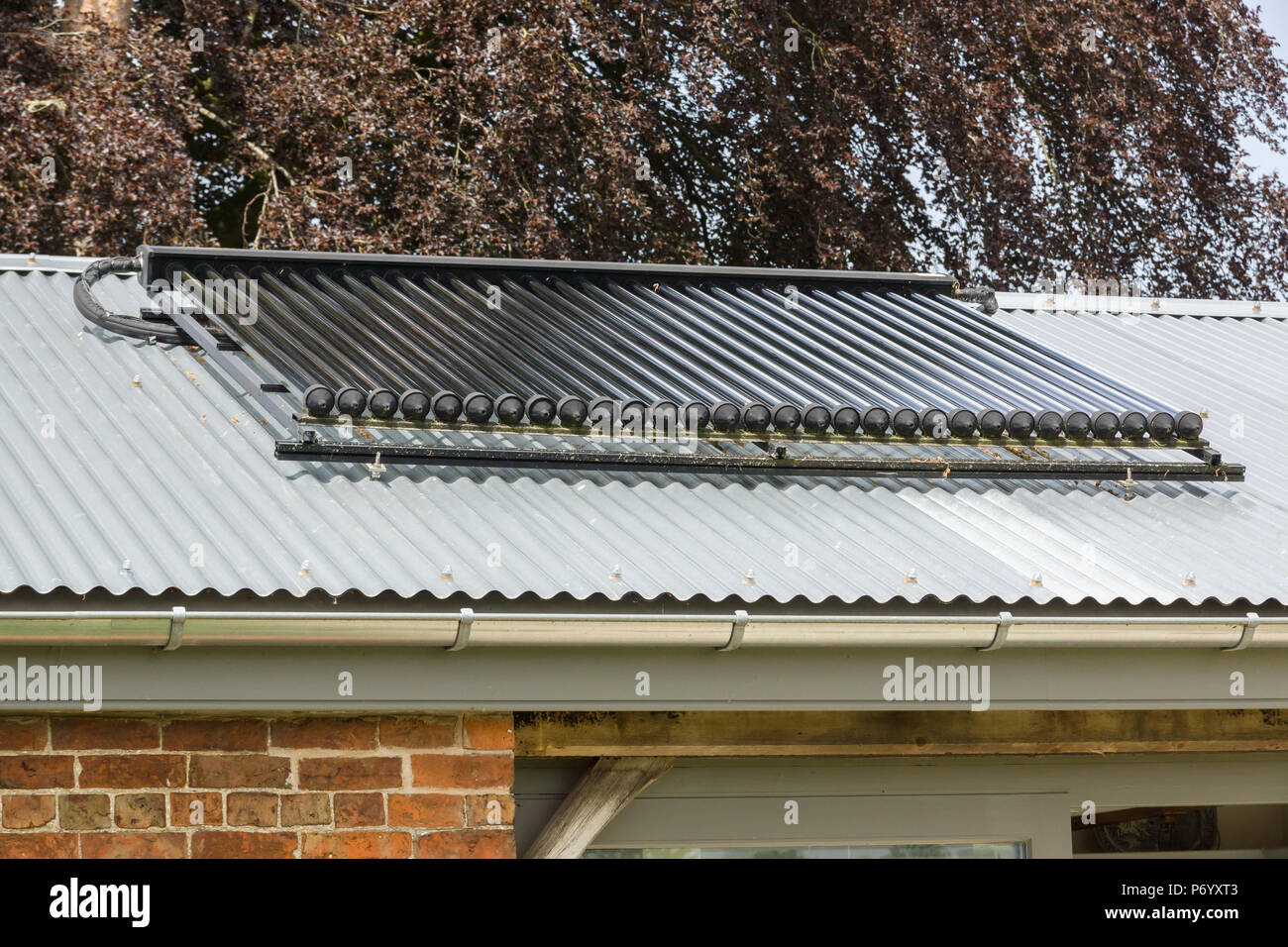 Les panneaux de chauffage solaire ou de collection sur un toit utilisé pour fournir de l'eau chaude sanitaire à haute efficacité énergétique Banque D'Images Les panneaux de chauffage solaire ou de collection sur un toit utilisé pour fournir de l'eau chaude sanitaire à haute efficacité énergétique Banque D'Images