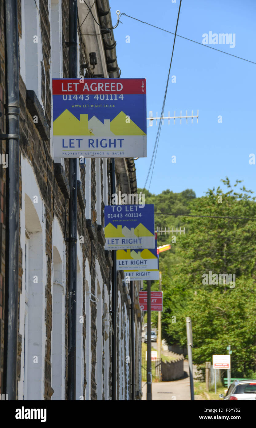 'Pour' signes sur des maisons mitoyennes à Treforest, Pontypridd, Pays de Galles, la publicité chambres à louer pour étudiants Banque D'Images