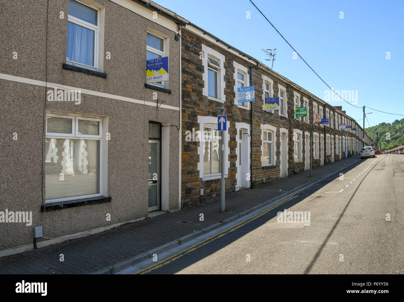 Rangée de maisons mitoyennes à Treforest, Pontypridd avec signes publicité Salles à louer Banque D'Images