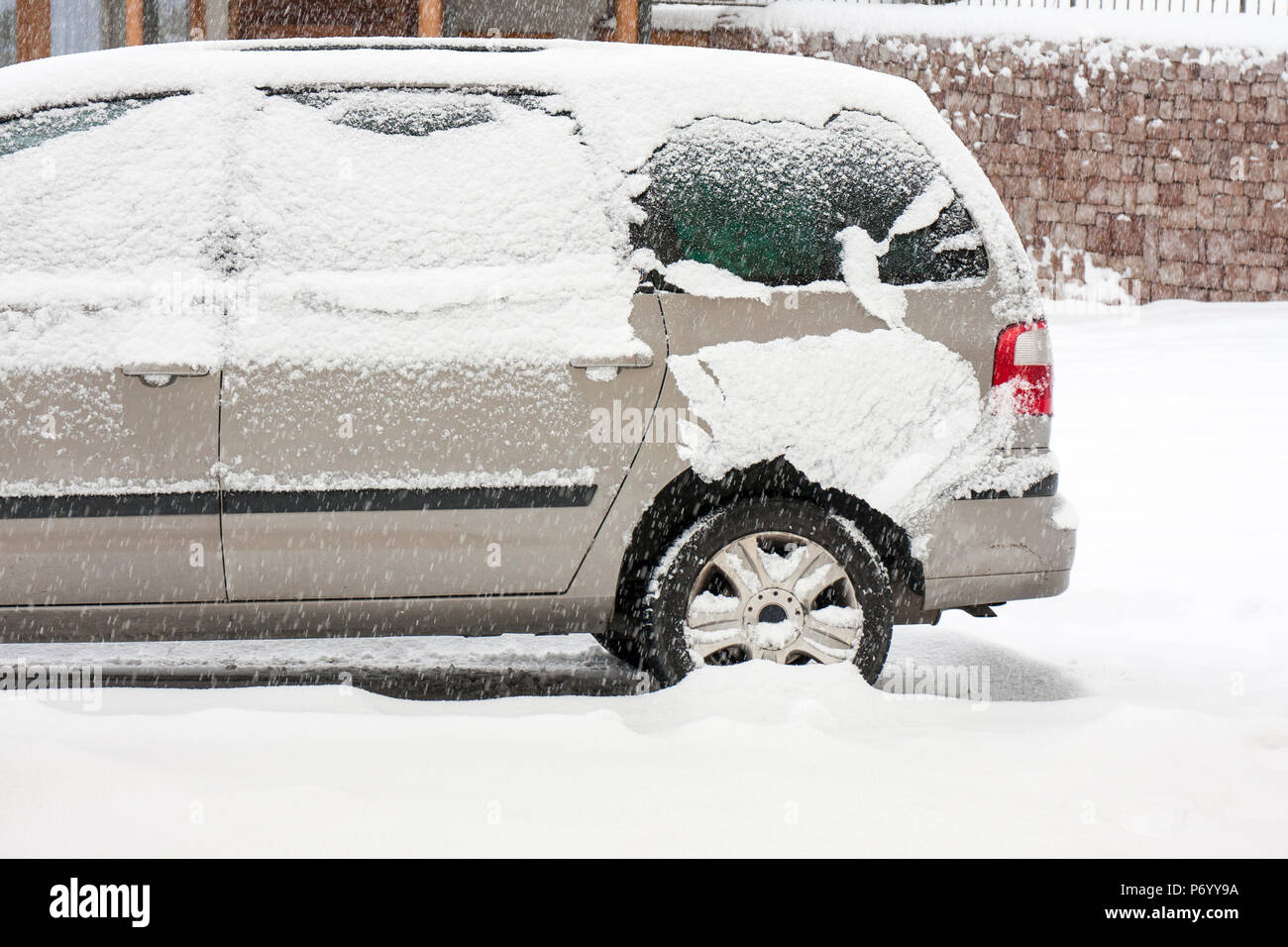 Voitures couvertes de neige en hiver Banque D'Images