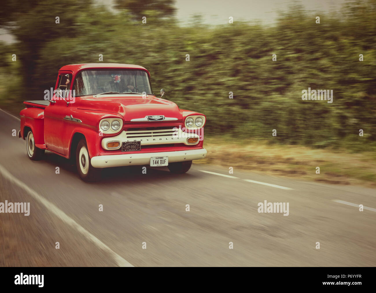 1960 Chevrolet Pick Up truck conduite le long de la route de pays Banque D'Images