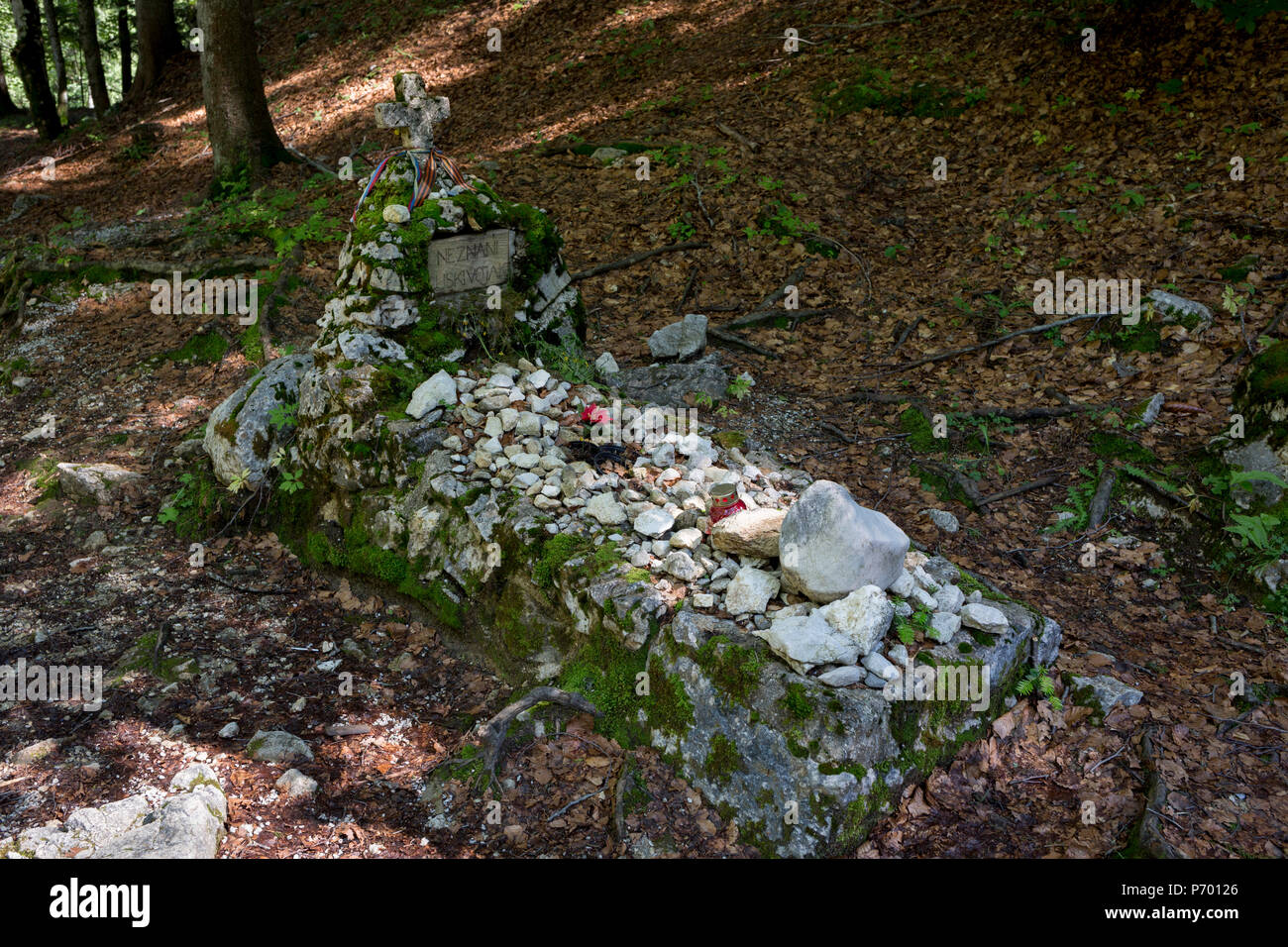 La tombe d'un Russe inconnu prisonnier de guerre à l'église en bois (Ruska Capela) construit par les prisonniers de guerre russes pendant la PREMIÈRE GUERRE MONDIALE, en l'honneur de leurs camarades qui sont morts la construction de la route du col de Vrsic Ruska (Cesta) près de Kranjska Gora, le 22 juin 2018, dans le parc national du Triglav, Alpes Juliennes, en Slovénie. Banque D'Images