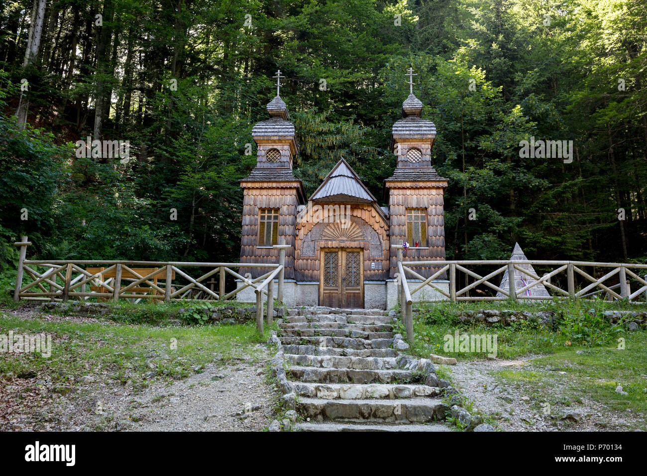 L'église en bois (Ruska Capela) construit par les prisonniers de guerre russes pendant la PREMIÈRE GUERRE MONDIALE, en l'honneur de leurs camarades qui sont morts la construction de la route du col de Vrsic Ruska (Cesta) près de Kranjska Gora, le 22 juin 2018, dans le parc national du Triglav, Alpes Juliennes, en Slovénie. Banque D'Images