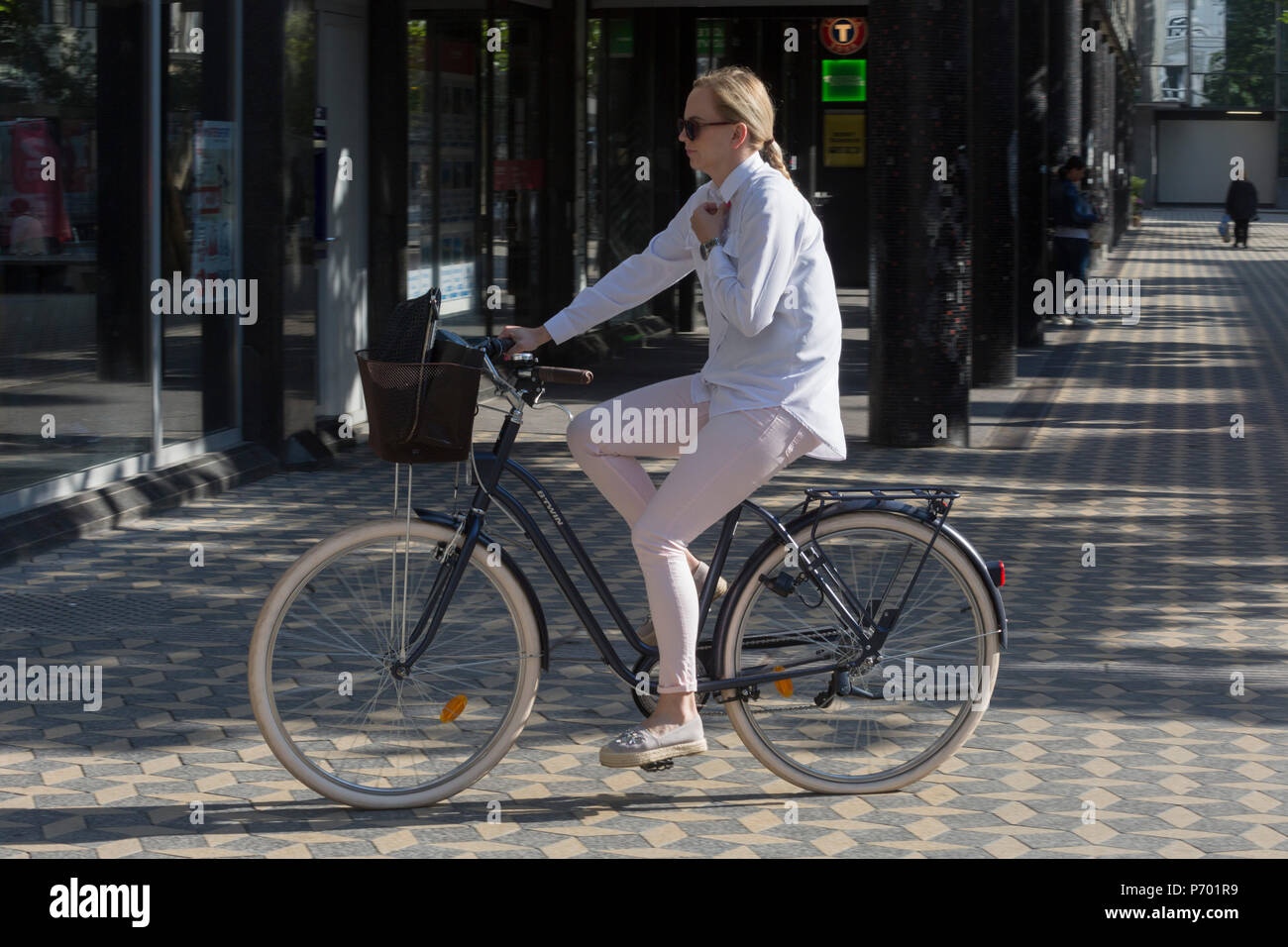 Une dame en cycliste le long de Slovenska Cesta (rue) dans la capitale slovène, Ljubljana, le 26 juin 2018, à Ljubljana, Slovénie. Ljubljana est une petite ville avec un terrain plat et un bon vélo de l'infrastructure. Il a été présenté au huitième sur la liste "Copenhagenize index' le plus de vélo-friendly villes dans le monde. Banque D'Images