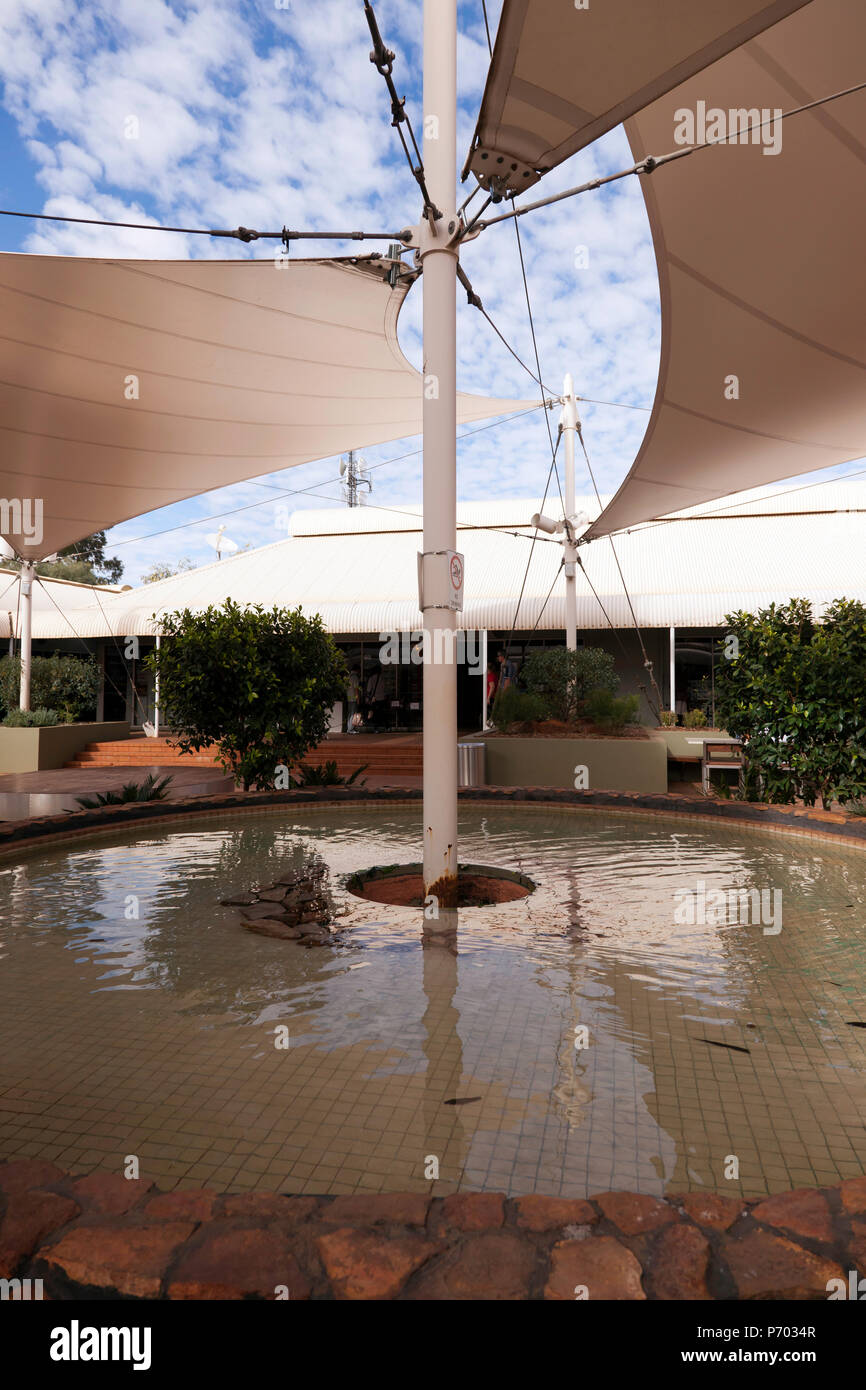 Centre commercial de Yulara Drive, Yulara, Territoires du Nord, Australie Banque D'Images
