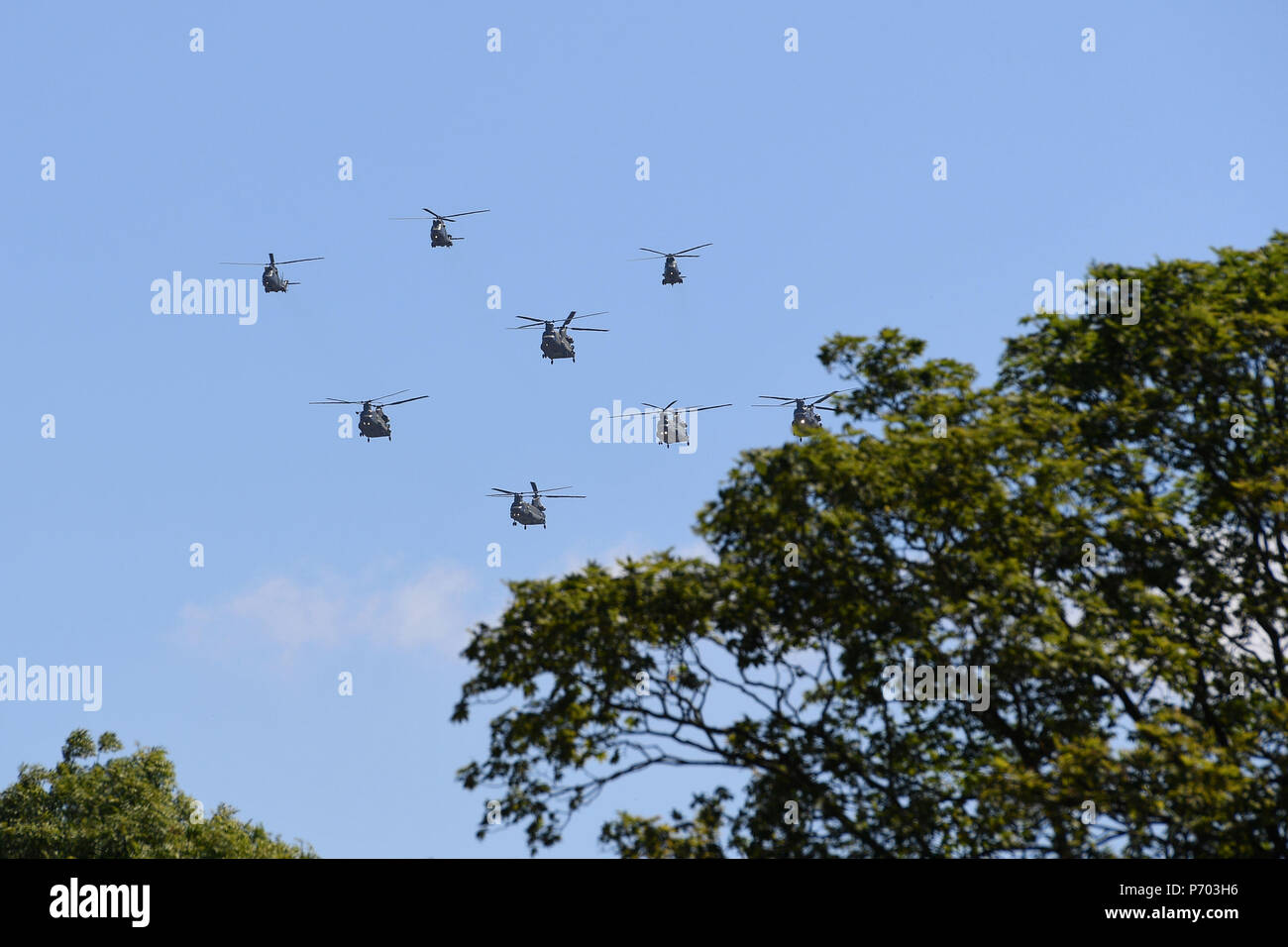 Les hélicoptères Puma et Chinook de la Royal Air Force survolent RAF Cranwell dans le Lincolnshire comme une répétition pour leur centenaire passage aérien sur Buckingham Palace au centre de Londres le 10 juillet. Banque D'Images