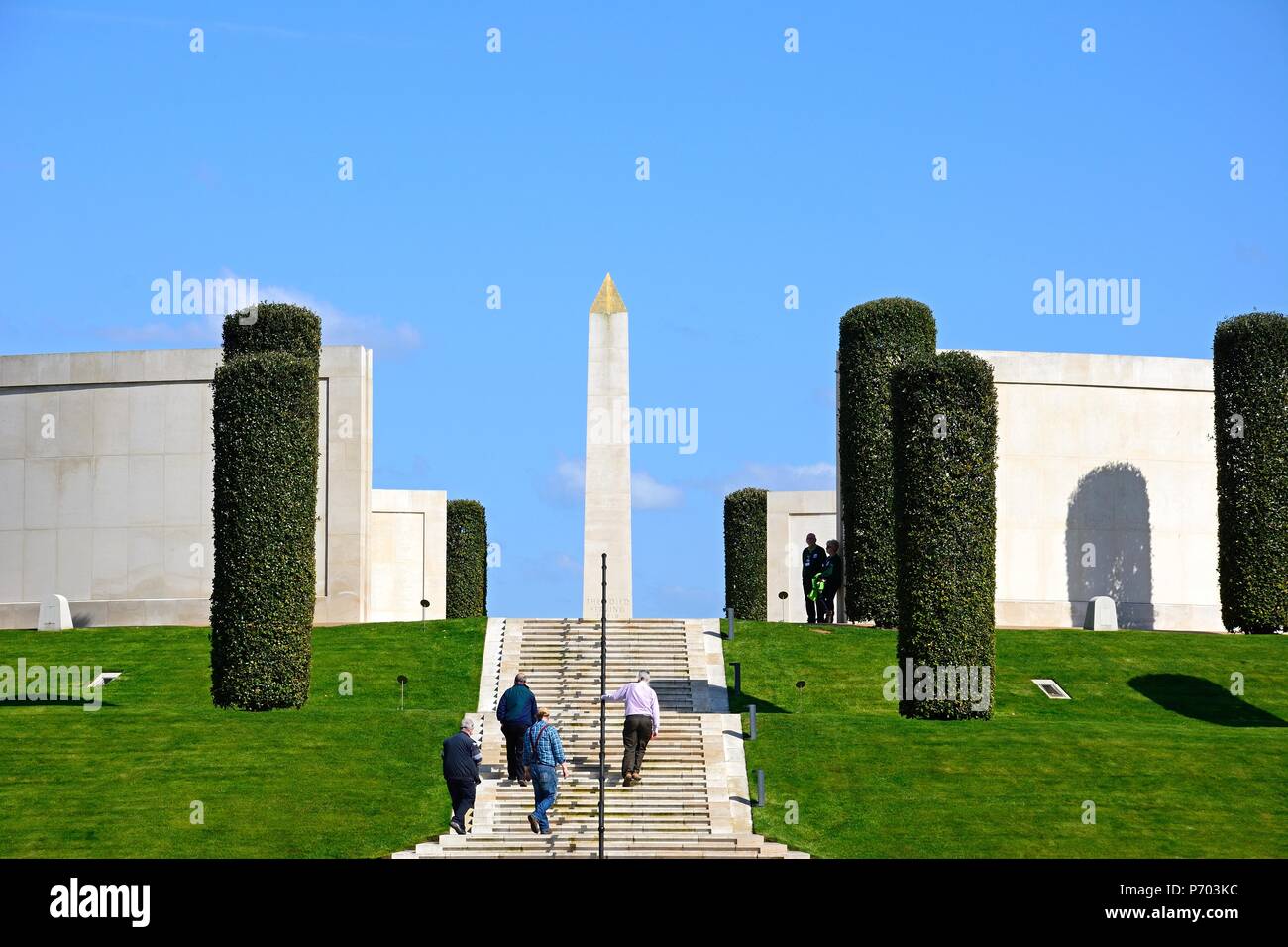 Groupe de personnes à monter les marches à l'avant de l'Armée, Mémorial National Memorial Arboretum, Alrewas, Staffordshire, Angleterre, RU, à l'Ouest Banque D'Images
