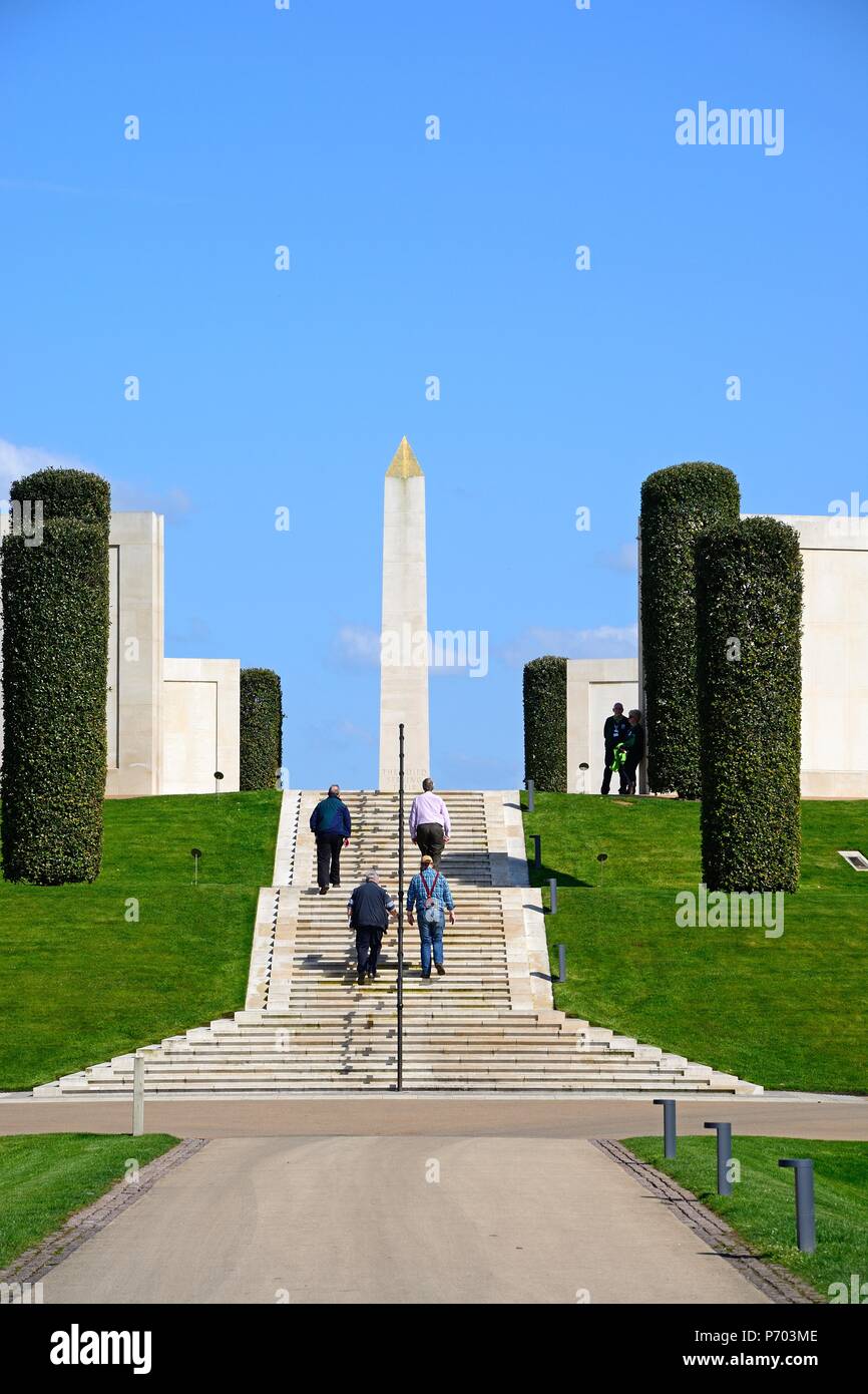 Groupe de personnes à monter les marches à l'avant de l'Armée, Mémorial National Memorial Arboretum, Alrewas, Staffordshire, Angleterre, RU, à l'Ouest Banque D'Images