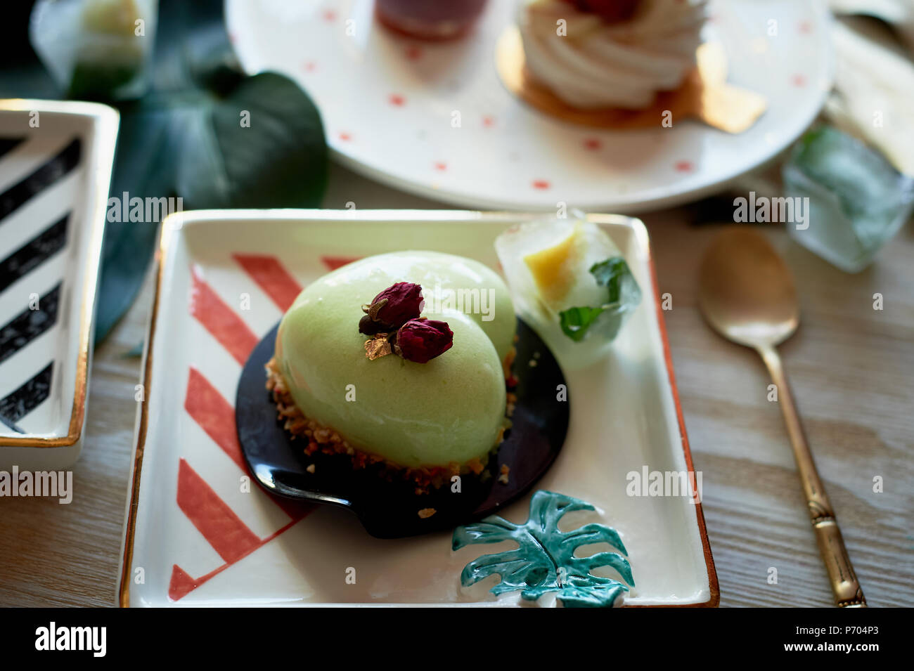 Gateau Mousse Pistache Dans L Art Culinaire De Peche Sur Les Soucoupes Graphique A Rayures Photo Stock Alamy
