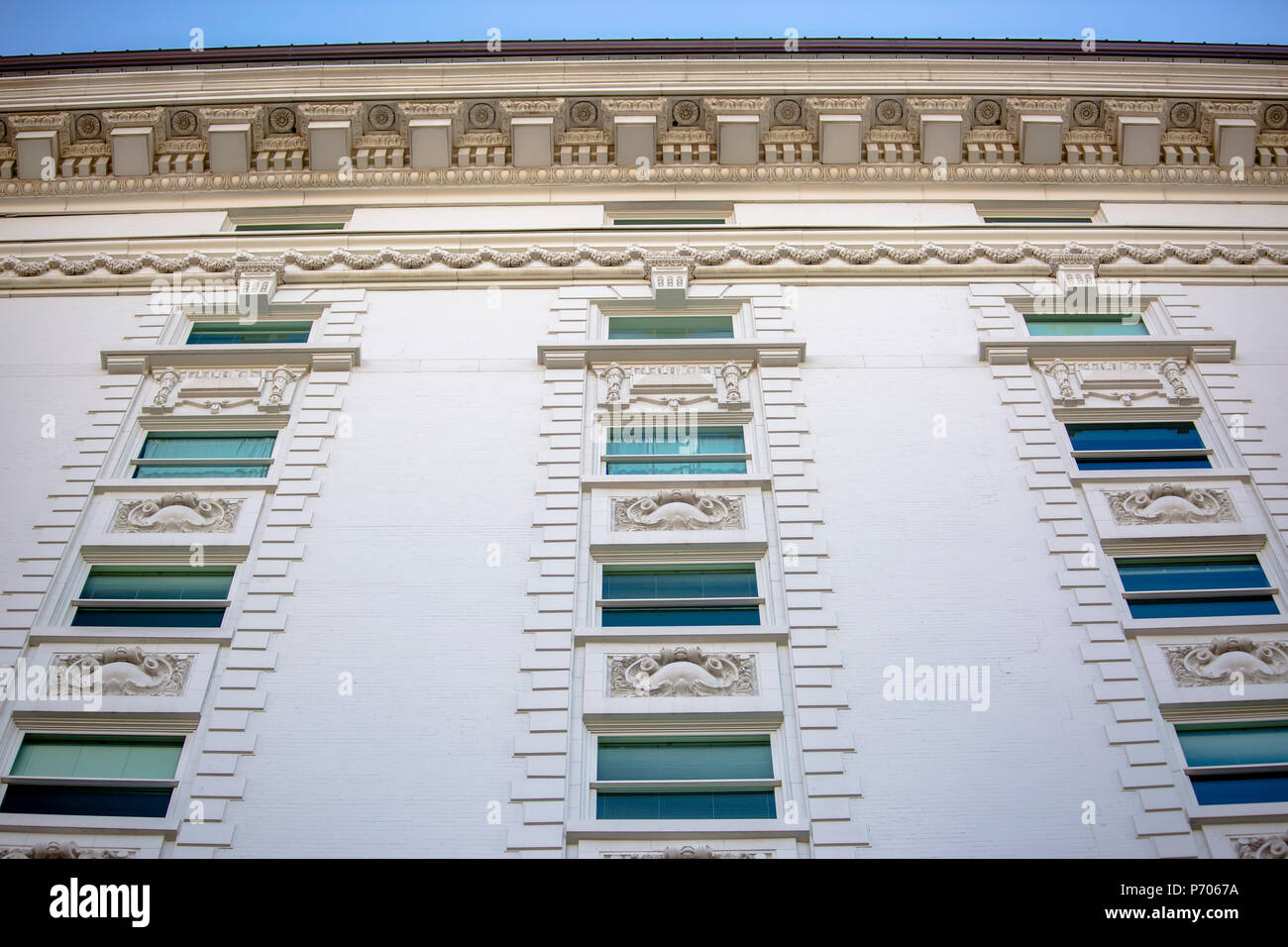 Bâtiment en pierre jusqu'à la dge côté Banque D'Images