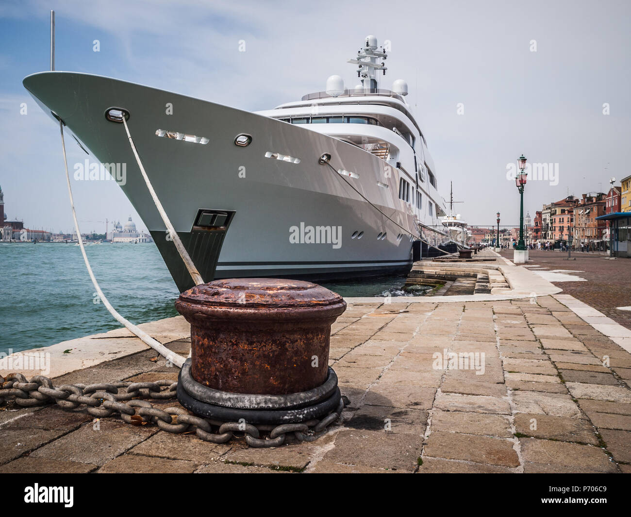 Super yacht, Saint Nicolas, amarré sur les rives du Grand Canal à Venise, Italie. Banque D'Images