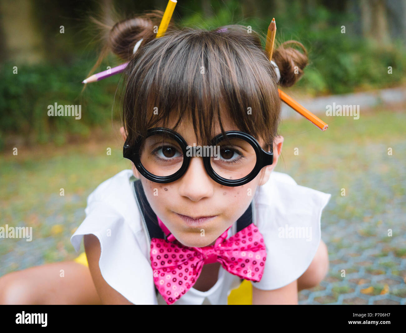 Portrait De Bebe Drole Que Porter Des Lunettes De Big Black Rose Et Papillon Photo Stock Alamy Portrait De Bebe Drole Que Porter Des Lunettes De Big Black Rose Et Papillon Photo Stock Alamy