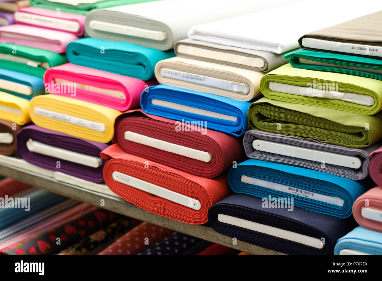 Les rouleaux de tissu coloré sur le marché du textile Banque D'Images