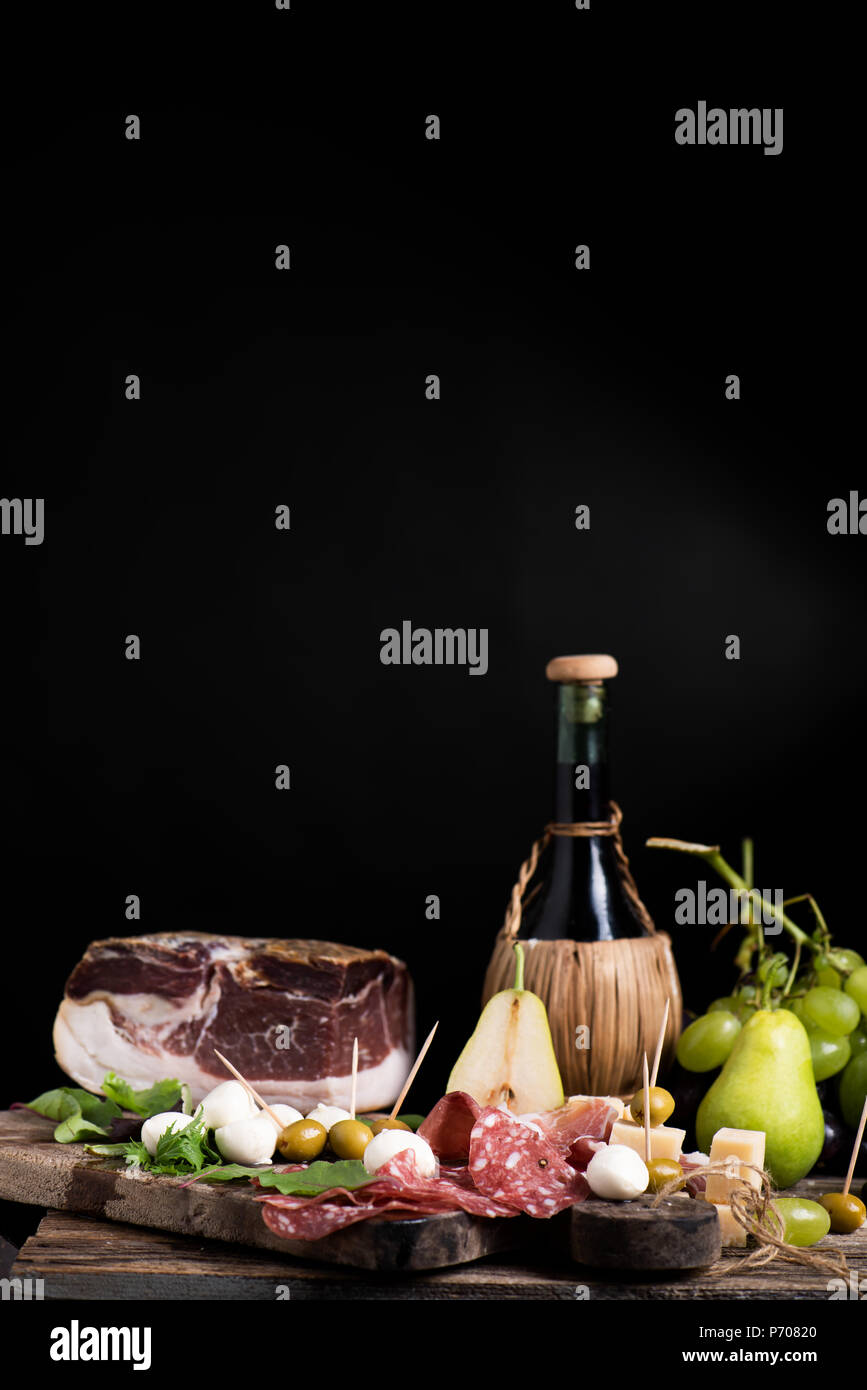 Outre de vin sur une table avec de la cuisine italienne traditionnelle rustique.Fresh italian lifestyle typiques Banque D'Images