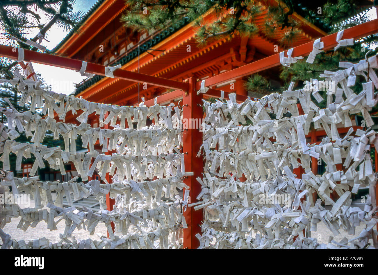 Omikuji (fortunes vendus aux sanctuaires shintoïstes) avec la mauvaise chance gauche au Sanctuaire Heian à Kyoto Banque D'Images