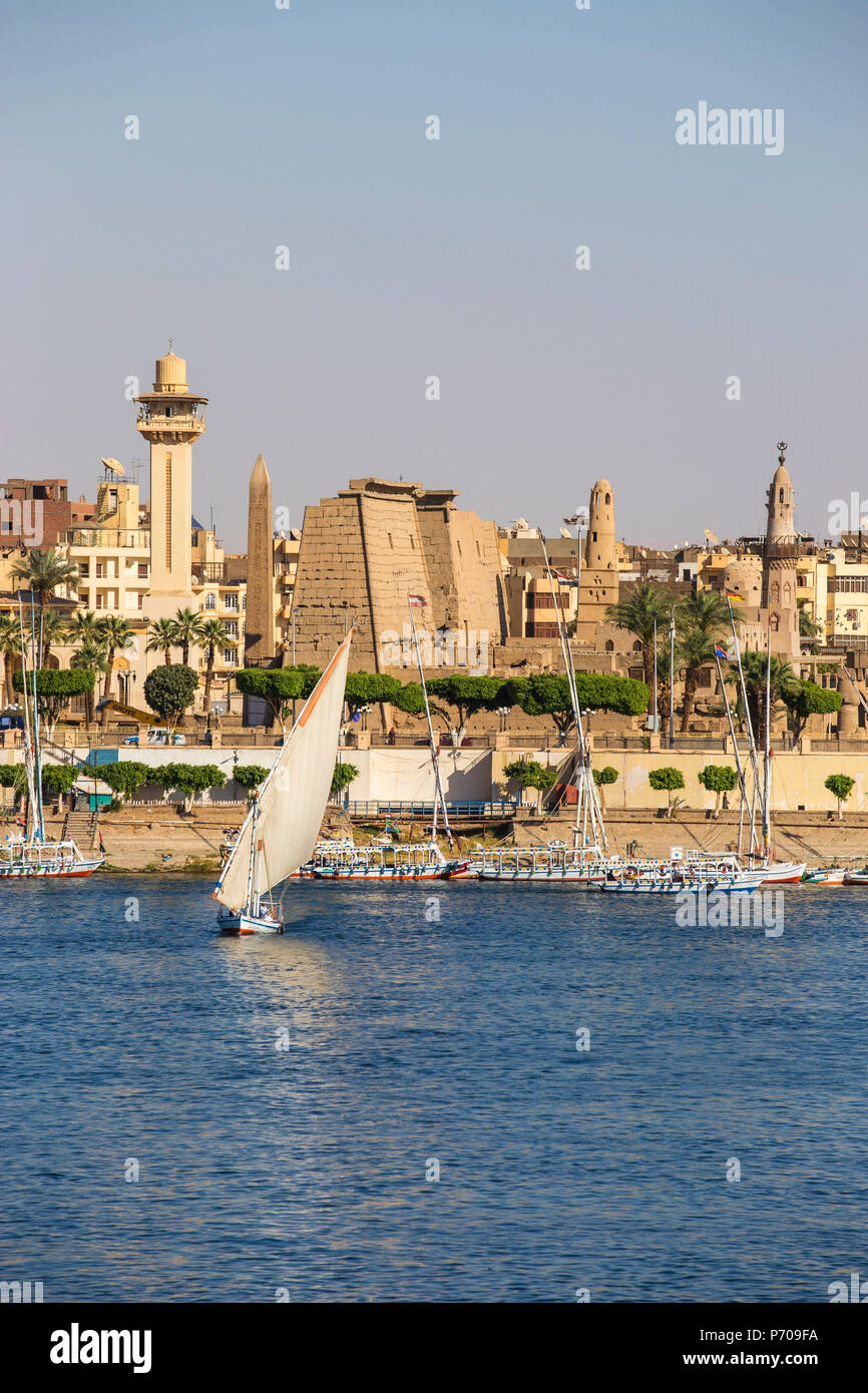 Egypte, Louxor, vue sur la rivière du Nil et le temple de Louxor Banque D'Images