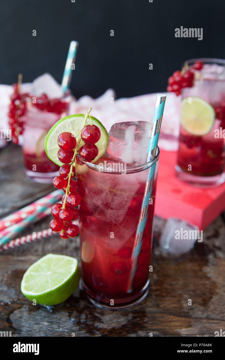 Cocktail au grand verre de groseille rouge et de chaux Banque D'Images
