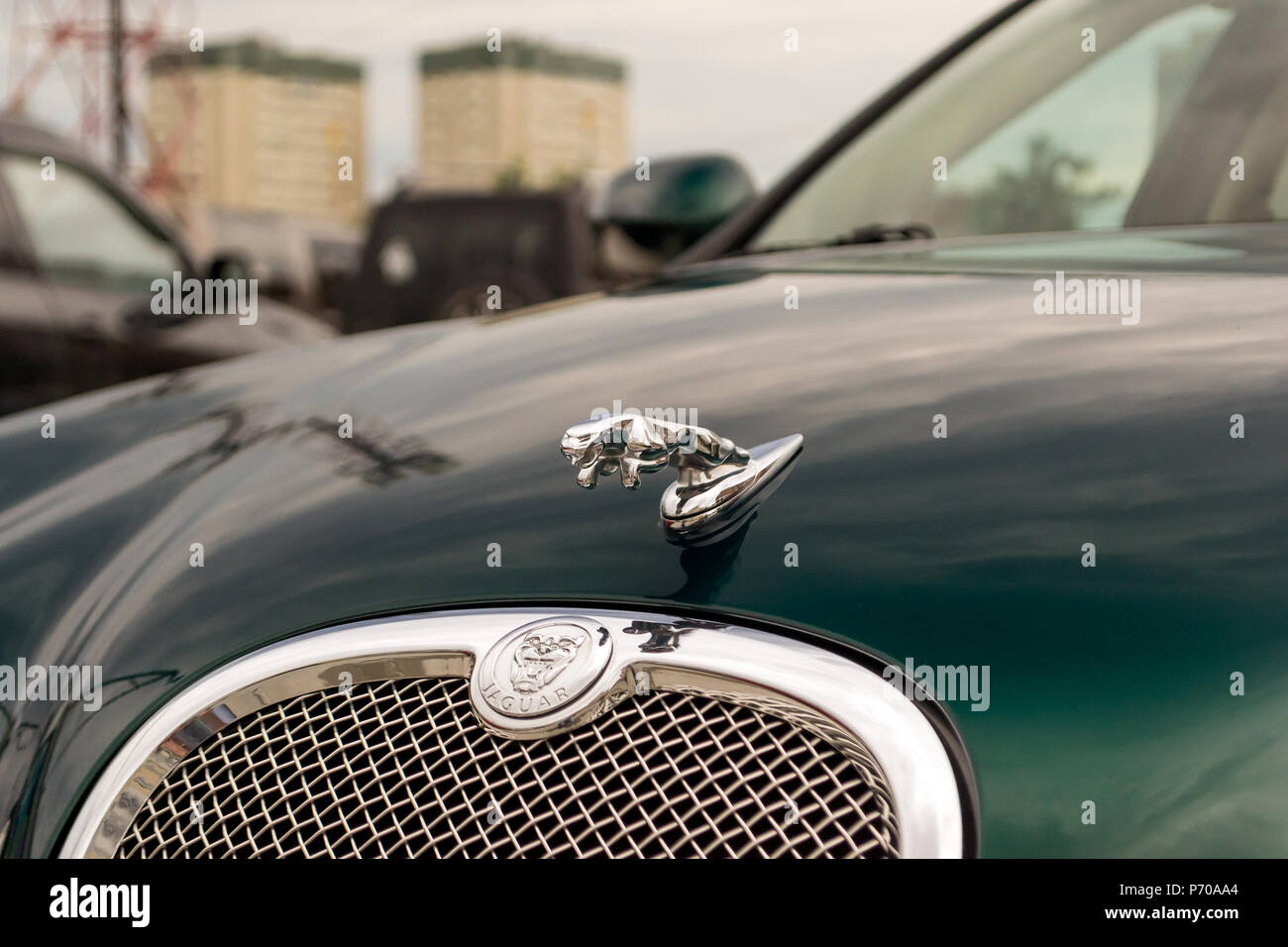 Verte lumineuse Jaguar S-Type 2007 Vue de l'avant avec l'intérieur beige en excellent état dans un espace de stationnement parmi les autres voitures Banque D'Images