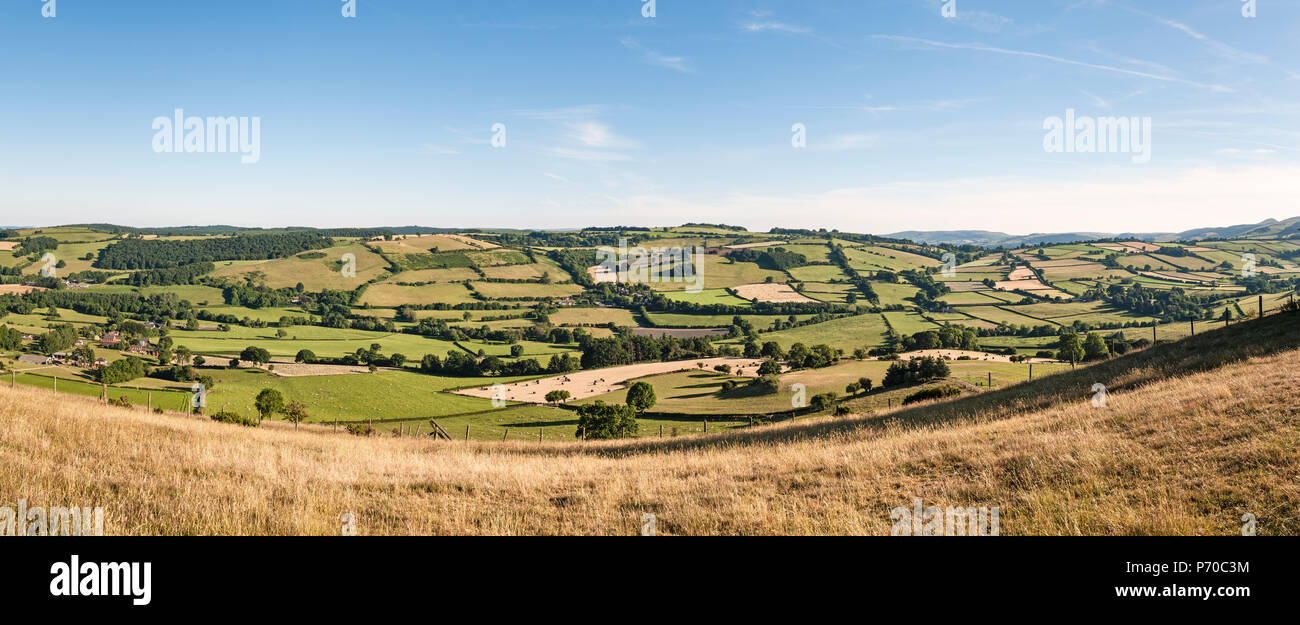 Les frontières du pays de Galles, Royaume-Uni. Vue panoramique sur la vallée tranquille de la rivière Lugg, avec les petits hameaux de Discoed (centre) et Dolley Green (à gauche) Banque D'Images