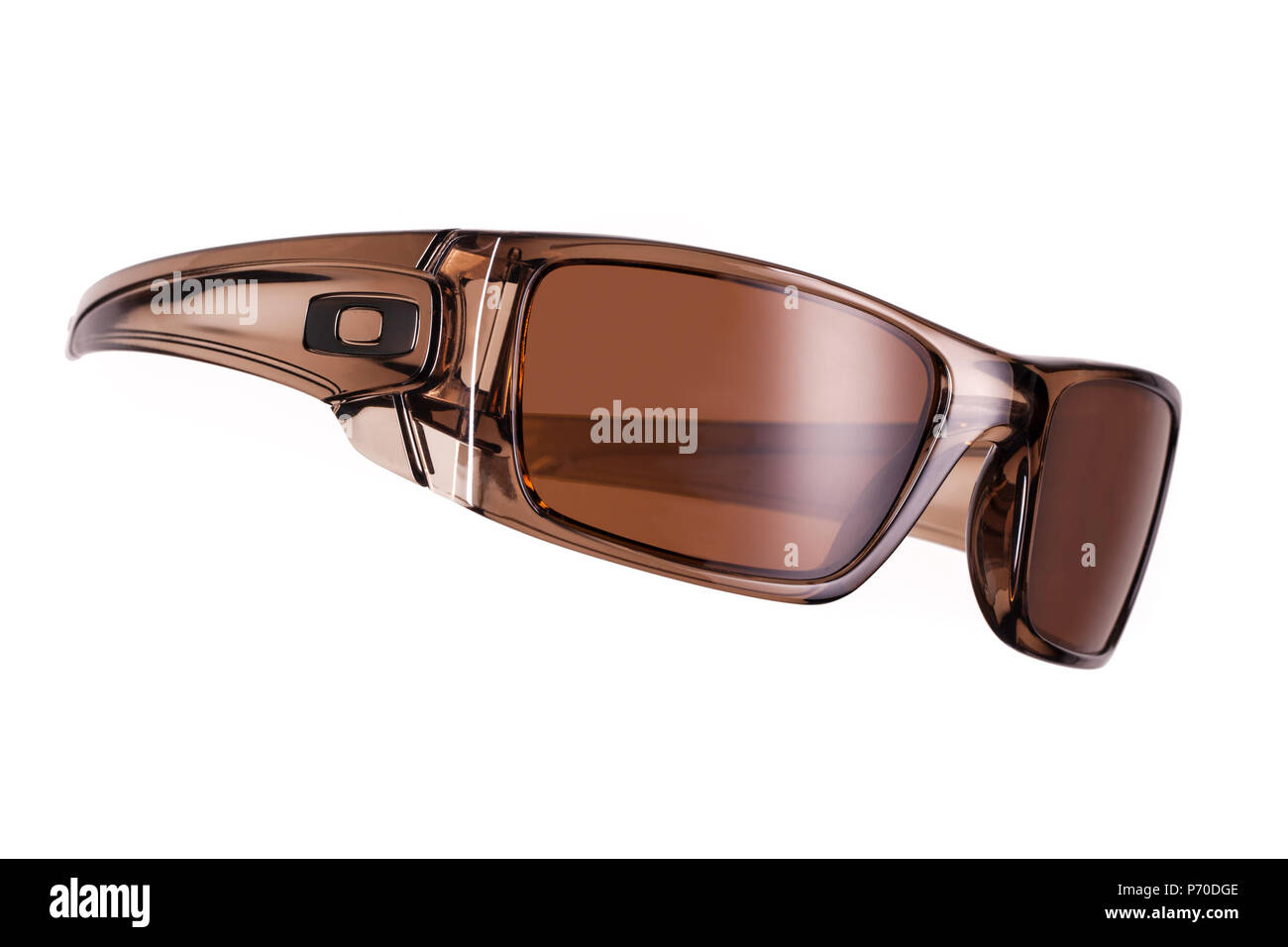 Oakley Fuel Cell lunettes fumée brun sur un fond blanc Banque D'Images