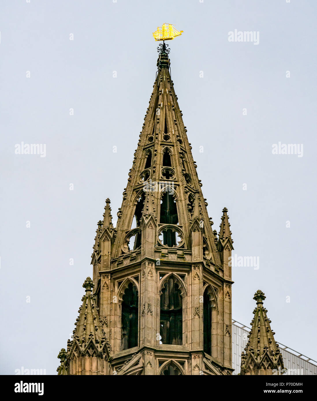 Flèche ouvragée, église Notre Dame et St Nicolas, Église Paroissiale de Liverpool, avec de l'or ship anciennement utilisé comme aide à la navigation, Liverpool, Angleterre, Royaume-Uni Banque D'Images