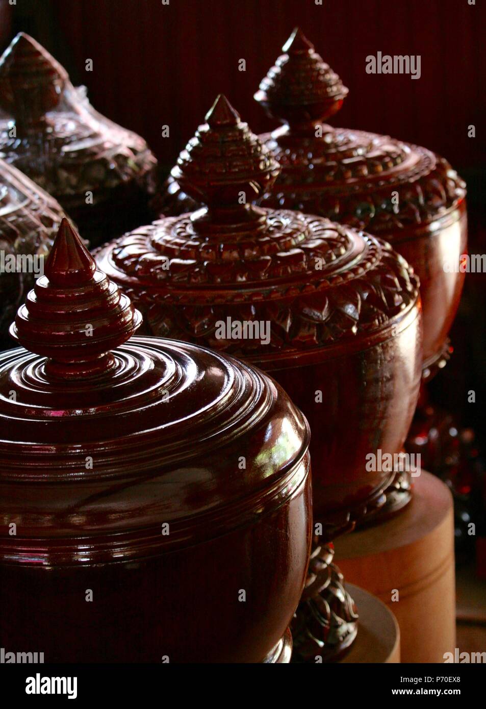 En bois sculpté asiatique pots à un poli calage routière près de Battambang au Cambodge Banque D'Images