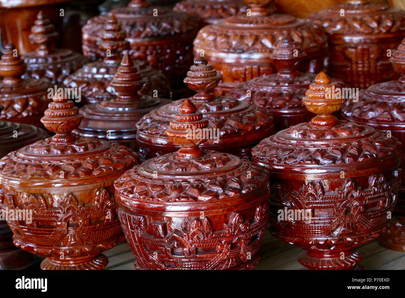 En bois sculpté asiatique pots à un poli calage routière près de Battambang au Cambodge Banque D'Images