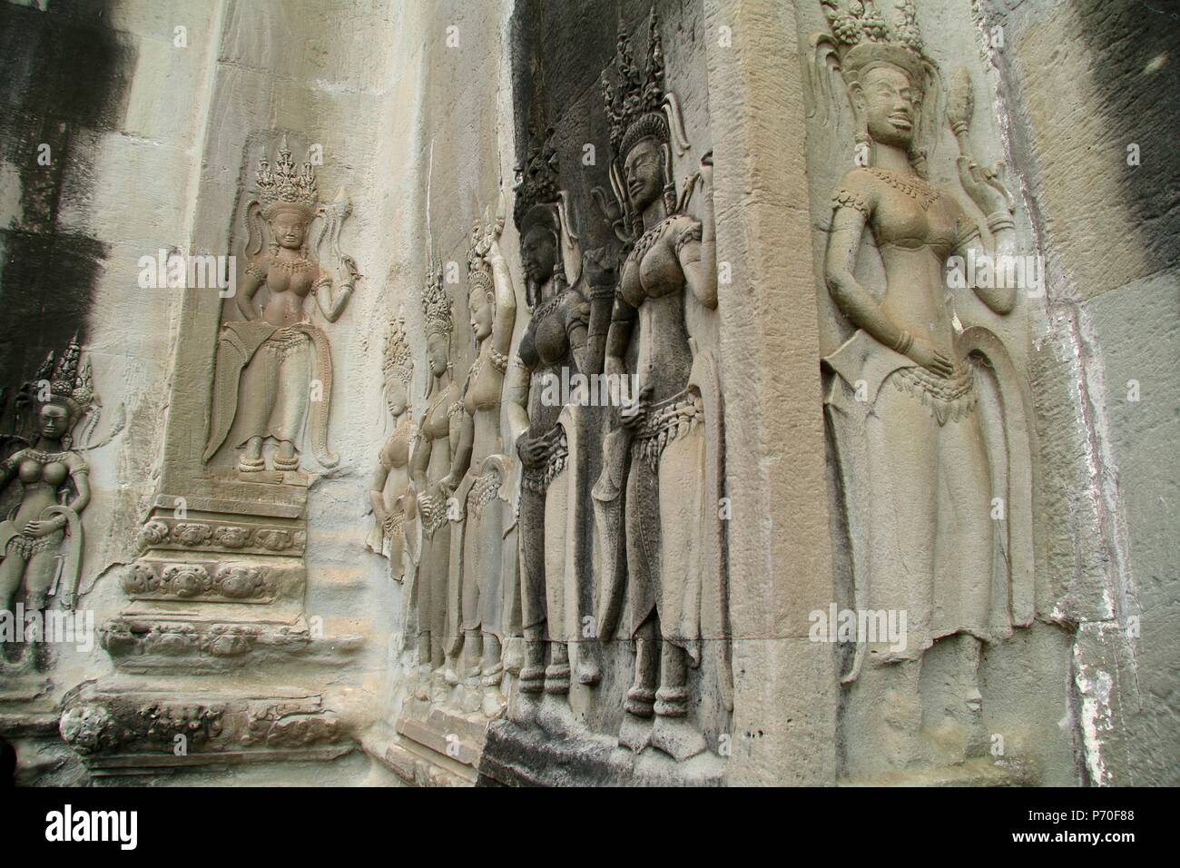 Des sculptures en pierre sur les murs d'un temple bouddhiste au Cambodge Banque D'Images