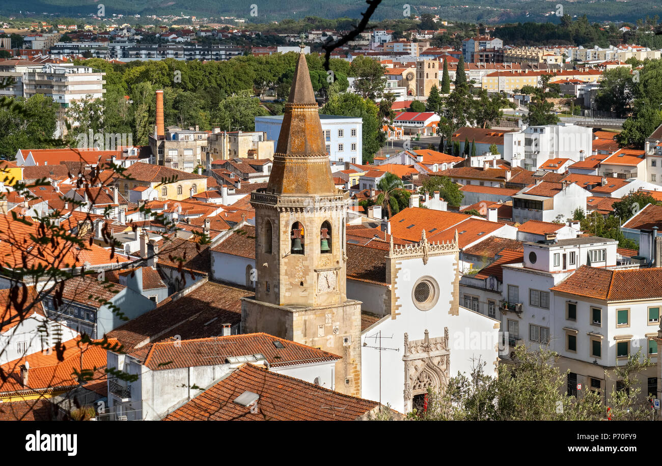 Vieille Ville avec spire de l'église Saint Jean-Baptiste à Tomar. Luxembourg, Portugal Banque D'Images