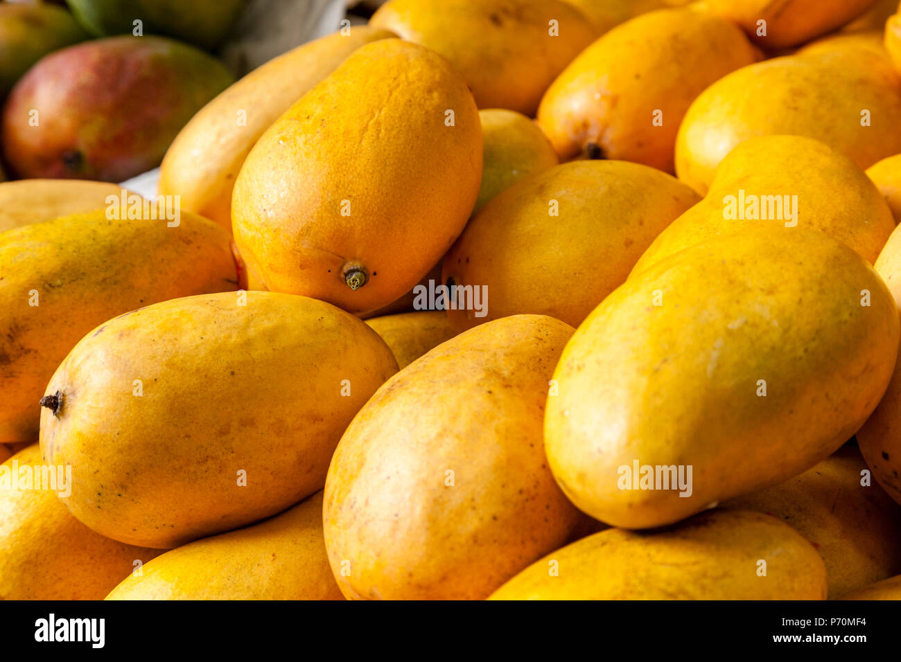 Close-up de mangues à un marché en plein air. Banque D'Images