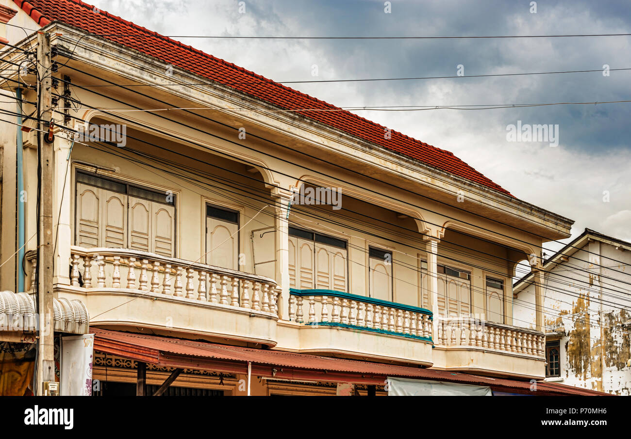 Ancien bâtiment colonial français avec la décoloration de la peinture écaillée et béton dans Savennakhet au Laos. Banque D'Images