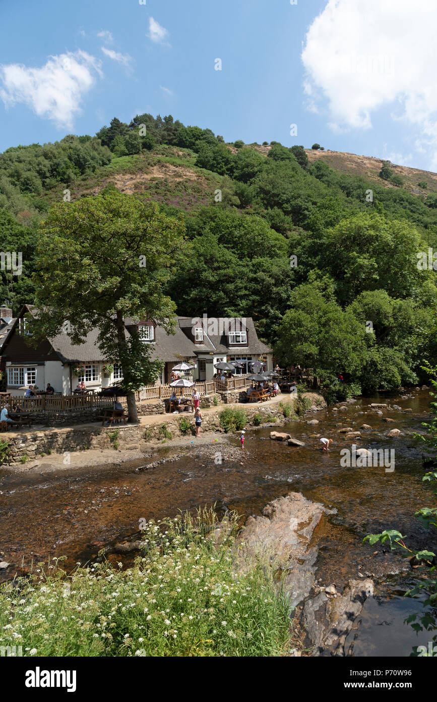 Fingle bridge, Drewsteignton, Devon, Angleterre, Royaume-Uni. Le Fingle Bridge inn un pub populaire sur les rives de la rivière Teign, Dartmoor National Park Banque D'Images