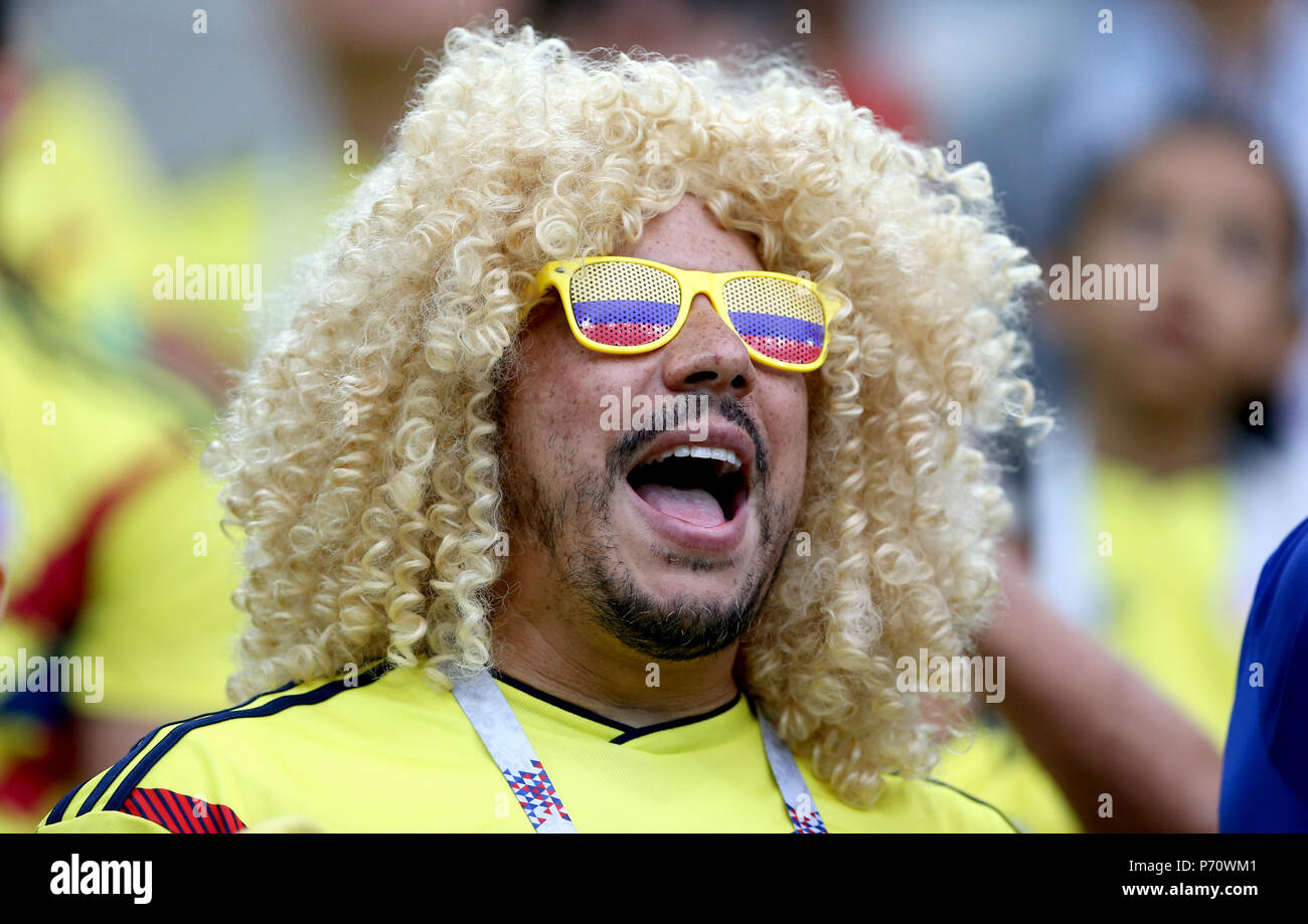 Un ventilateur de la Colombie dans les stands emprunte l'ancien footballeur Colombien Carlos Valderrama avant la Coupe du Monde de Football 2018, série de 16 match au stade du Spartak de Moscou. Banque D'Images