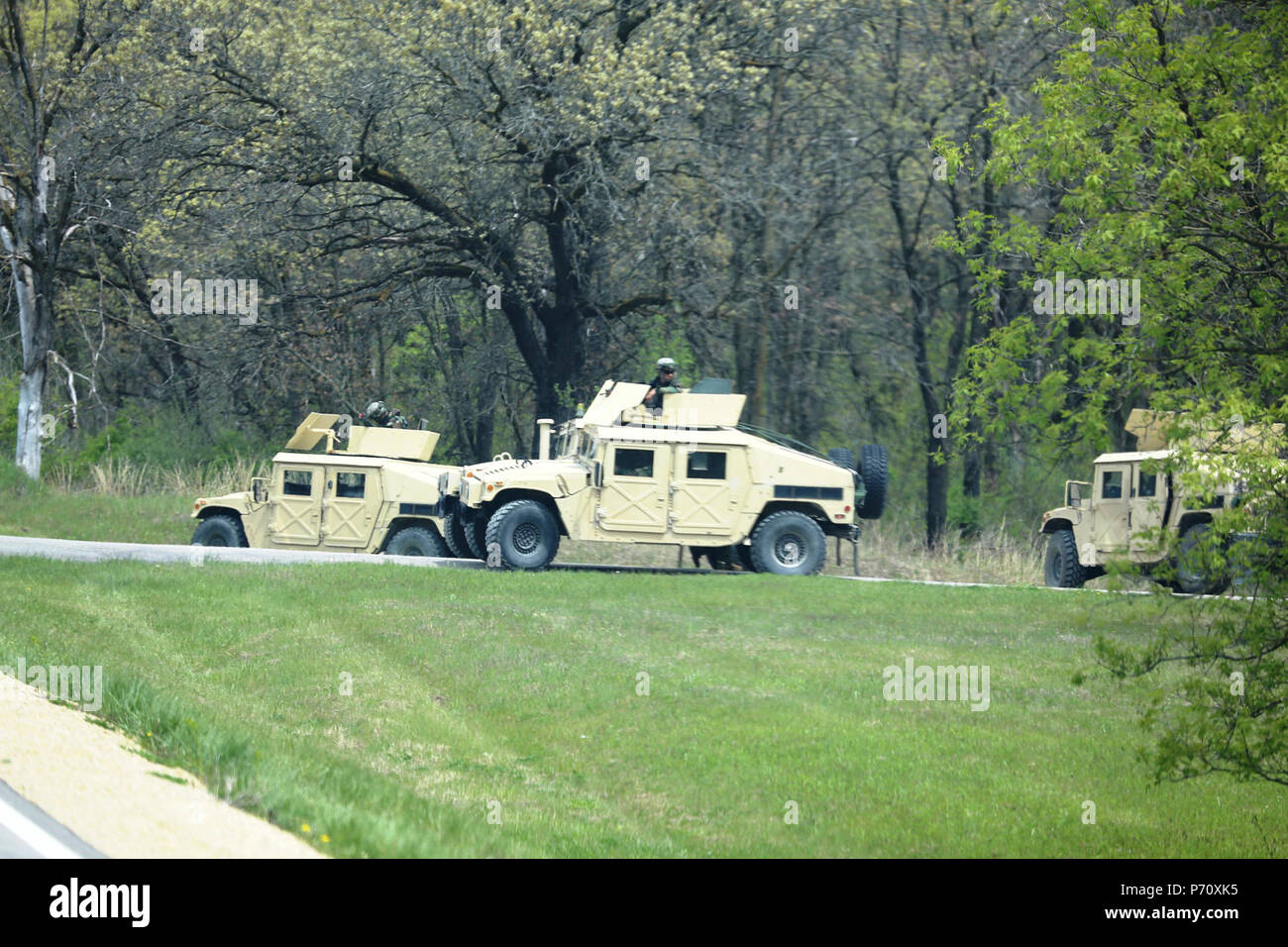 Les soldats participent à un scénario de formation sur poste du Sud pour la 86e Division de la formation de l'exercice guerrier 86-17-02 le 10 mai 2017, à Fort McCoy, au Wisconsin l'exercice guerrier fournit des possibilités de formation uniques pour divers soldats dans différentes spécialités d'occupation militaire pour former ensemble sur des missions de combat simulé et de travailler en équipe, comme ils le feraient dans un environnement réel. Banque D'Images