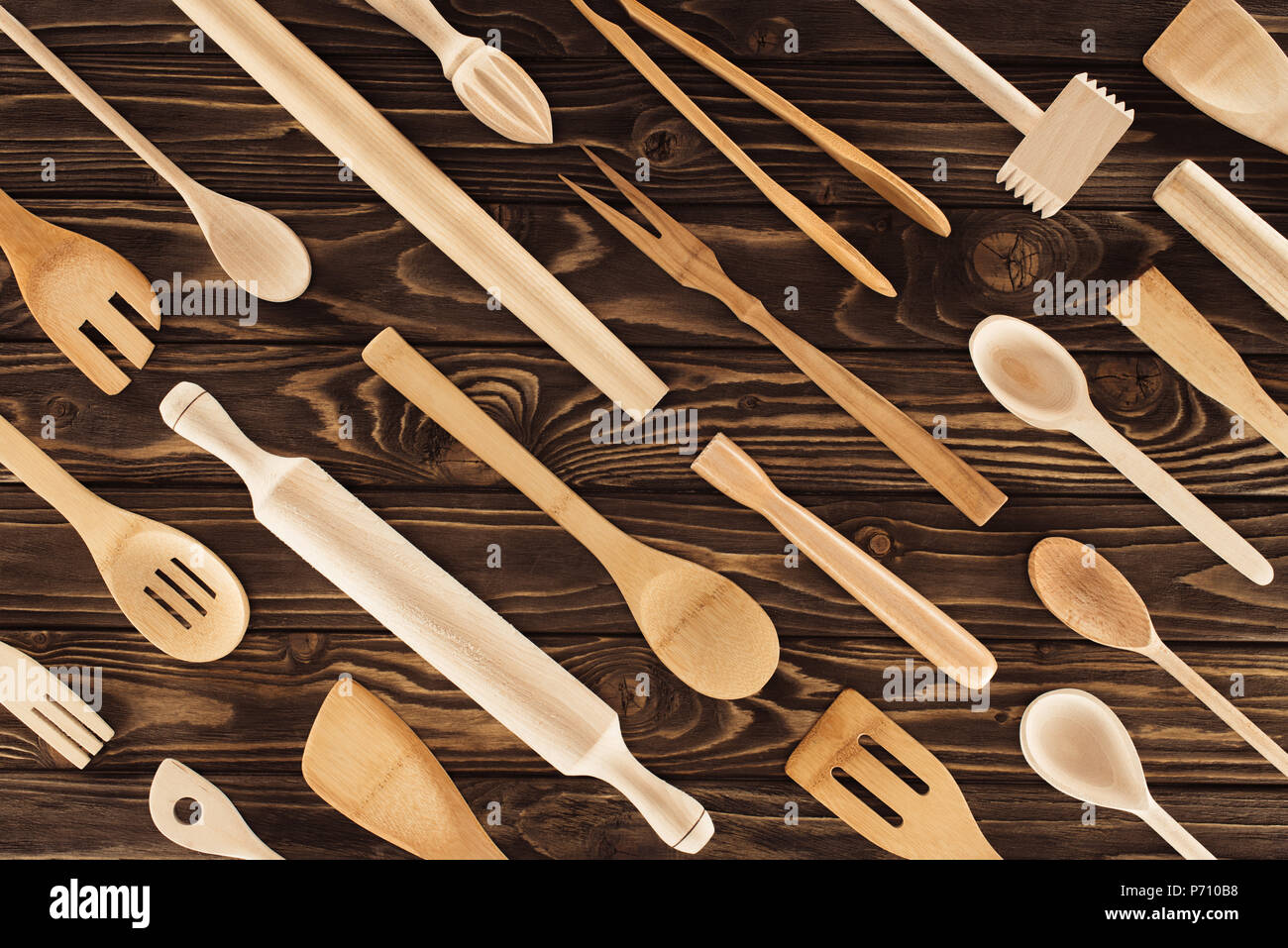 Vue du dessus de l'ensemble des ustensiles de cuisine sur la table en bois Banque D'Images