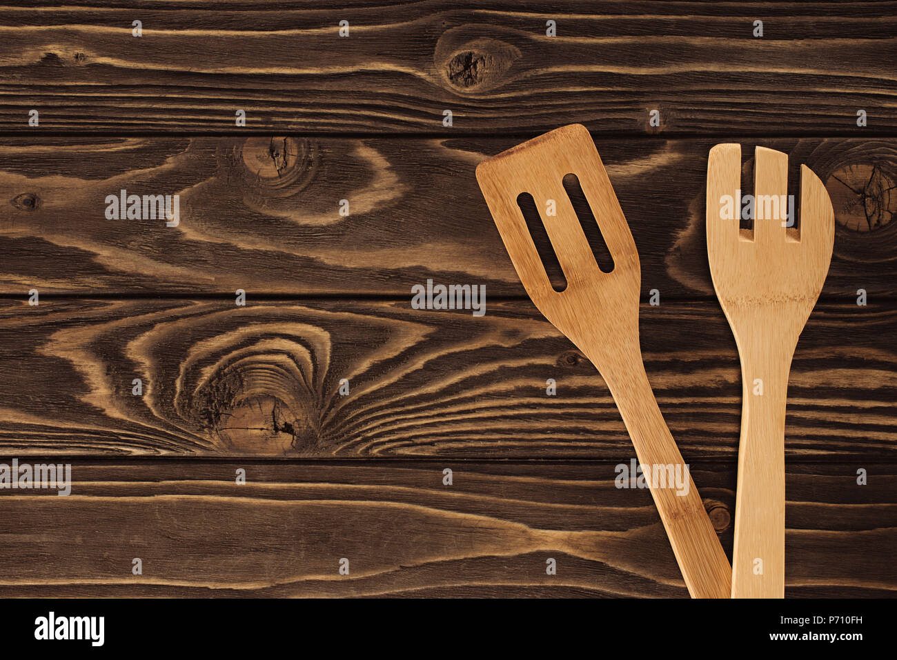 Portrait de deux spatules en bois sur la table Banque D'Images