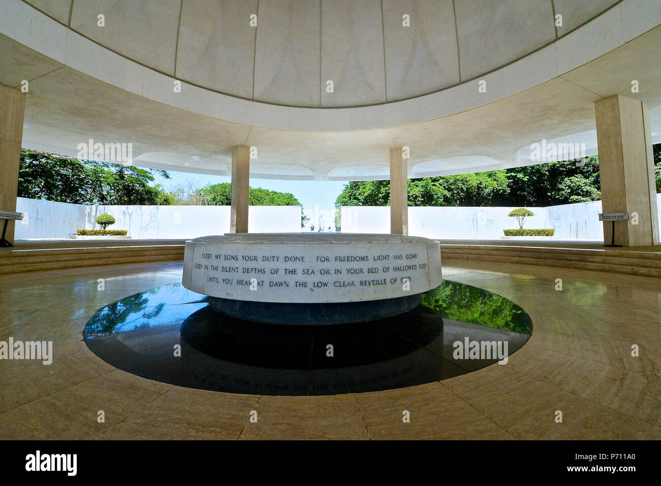 En 1953 une commission mixte a été formée pour construire un grand monument et le Monument commémoratif de guerre du Pacifique qu'on voit ici le 10 mai 2017, a été achevée à la fin des années 60. Sur l'anniversaire de la bataille chaque année, le soleil se déverse vers le bas à travers l'oculus dans le monument d'éclairage plafonnier le dessus du socle parfaitement. Banque D'Images