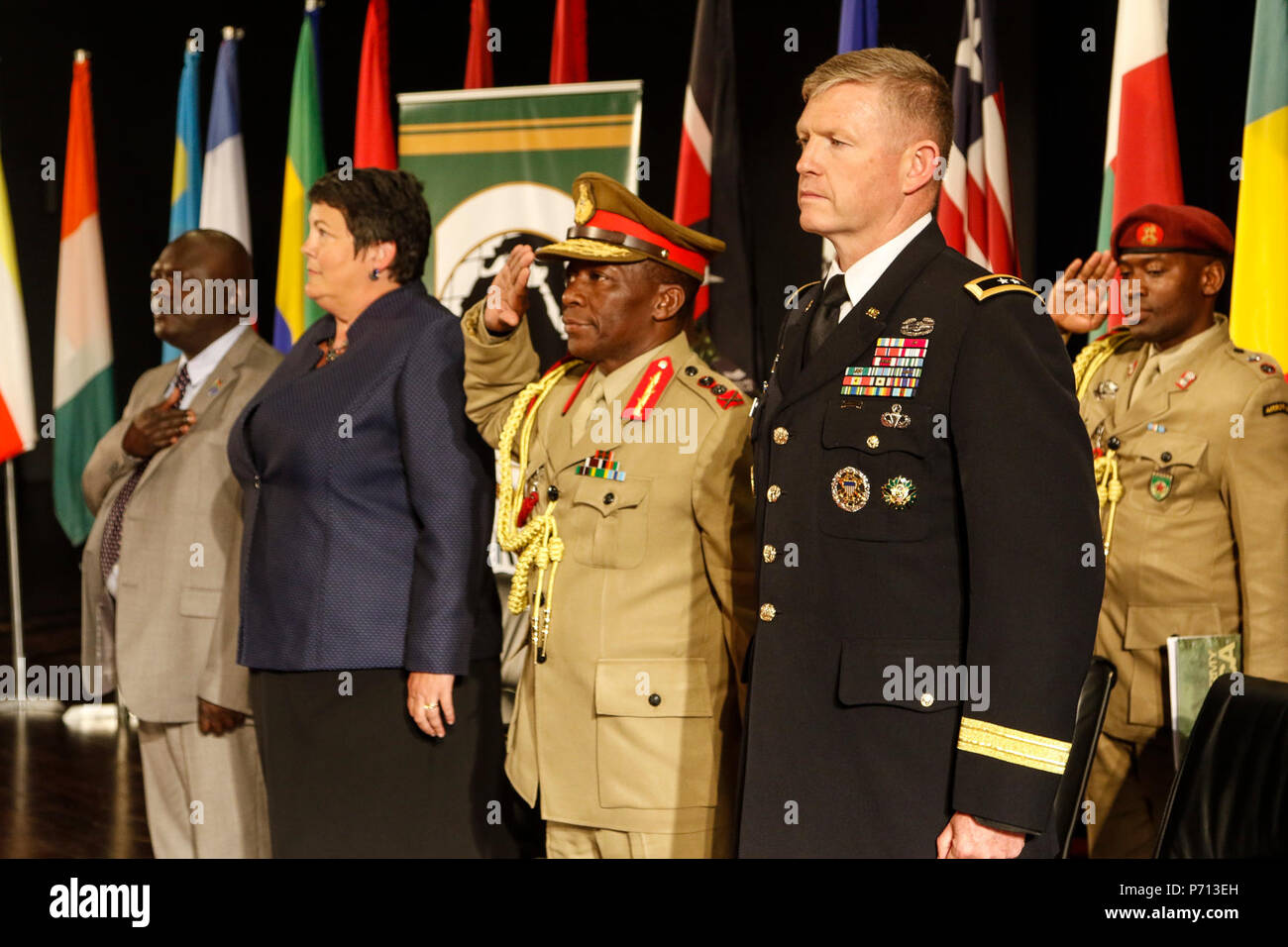 Ghambi Vincent, Sous-ministre de la Défense pour le Malawi, Virginia Palmer, ambassadeur américain au Malawi, le général Griffin Spoon Phiri, Malawi, chef de la défense, et le général Joseph P. Harrington, commandant de l'Afrique de l'armée américaine, se présenter à l'hymne national du Malawi au cours de la cérémonie de clôture du Sommet de la Force terrestre de l'Afrique 2017, à Lilongwe, Malawi, 11 mai 2017. ALFS est chaque année un séminaire d'une semaine, réunissant les chefs de la force terrestre à travers l'Afrique pour un dialogue sincère pour discuter et élaborer des solutions concertées aux défis régionaux et transrégionaux et menaces. Banque D'Images