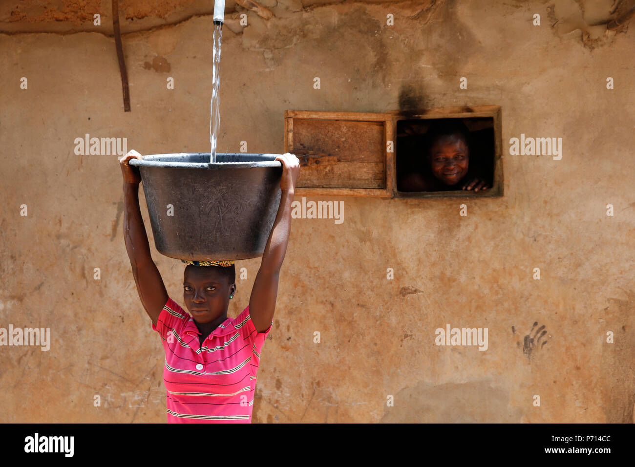 La collecte de l'eau dans un village de la province du Zou, au Bénin, en Afrique de l'Ouest, l'Afrique Banque D'Images