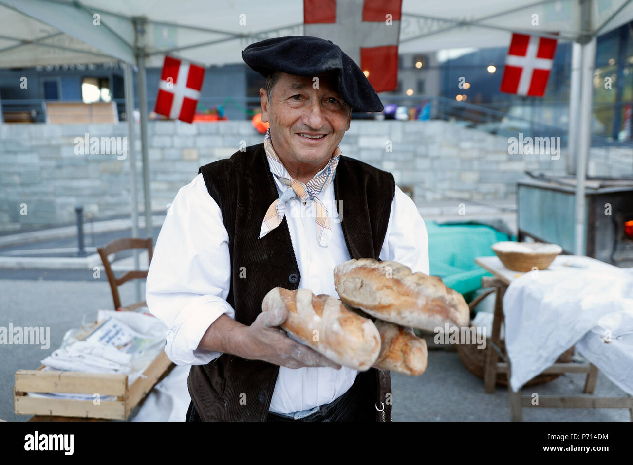 Baker avec pain artisanal, la foire agricole (Comice Agricole) de Saint-Gervais-les-Bains, Haute Savoie, France, Europe Banque D'Images