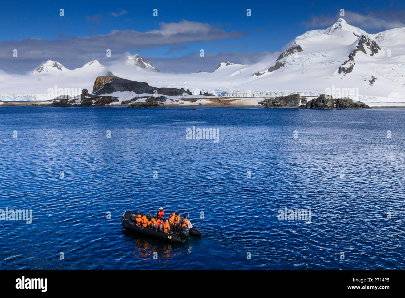 Zodiac expédition, touristes, plage du débarquement, de la demi-lune, l'île Livingston Island View, Îles Shetland du Sud, l'Antarctique, régions polaires Banque D'Images
