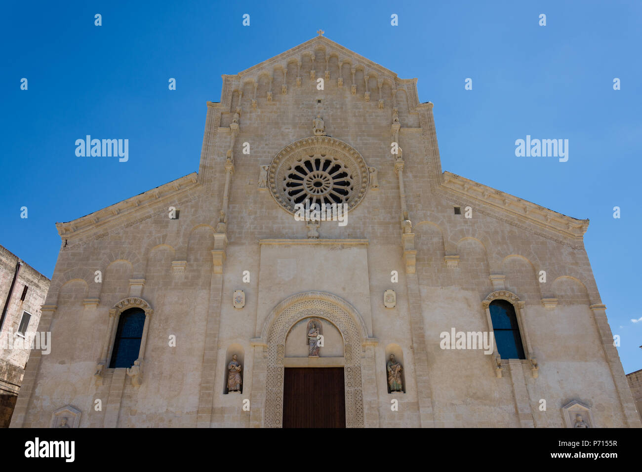 MATERA, ITALIE 12 Août 2017 - Vue de la cathédrale de Matera sous ciel bleu. Matera en Italie l'UNESCO Capitale Européenne de la Culture 2019 Banque D'Images