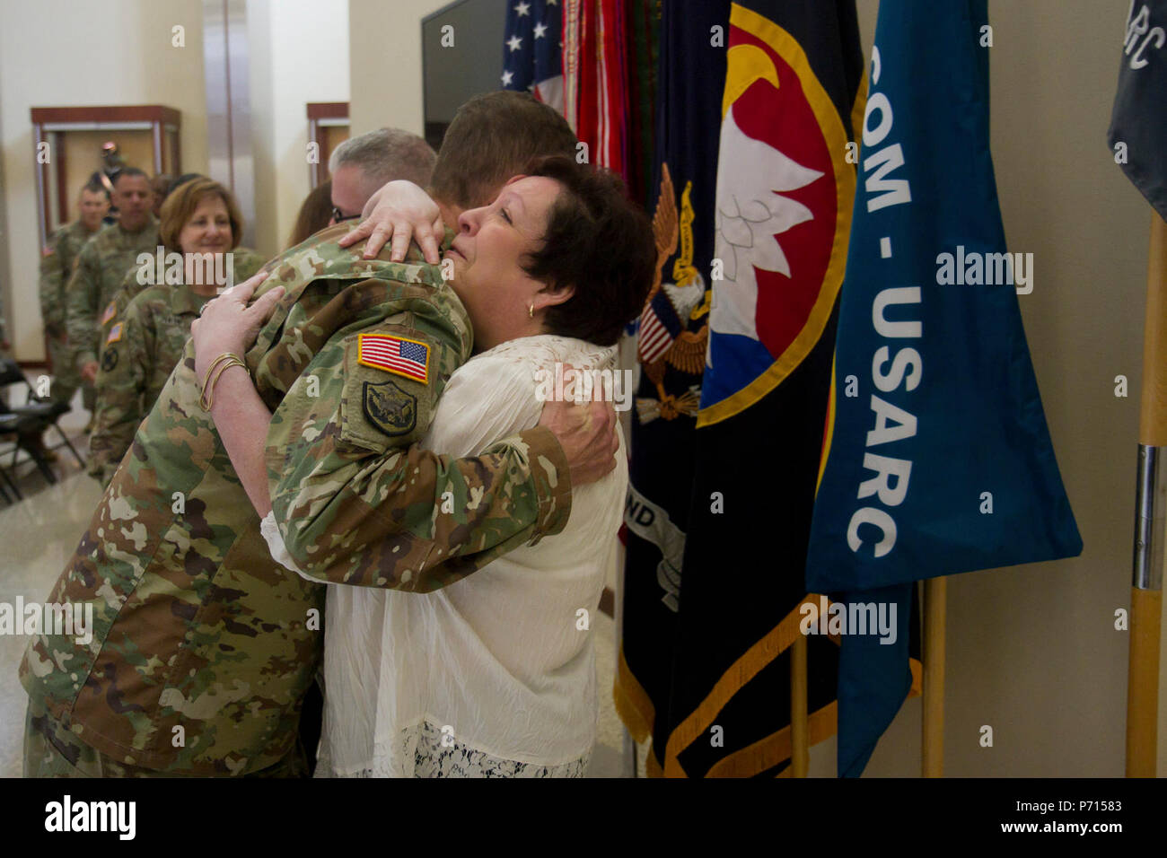 Le major-général David Conboy hugs Mme Judith Engle au cours d'une cérémonie de restitution pour le Major Jeffrey Engle. Le major Engle, qui a pris le commandement le 4 mars 2016, abandonne son poste de commandant de la compagnie de HHC, FORSCOM-USARC, lors d'une cérémonie tenue au siège de l'FORSCOM-USARC, Fort Bragg N.C. Banque D'Images