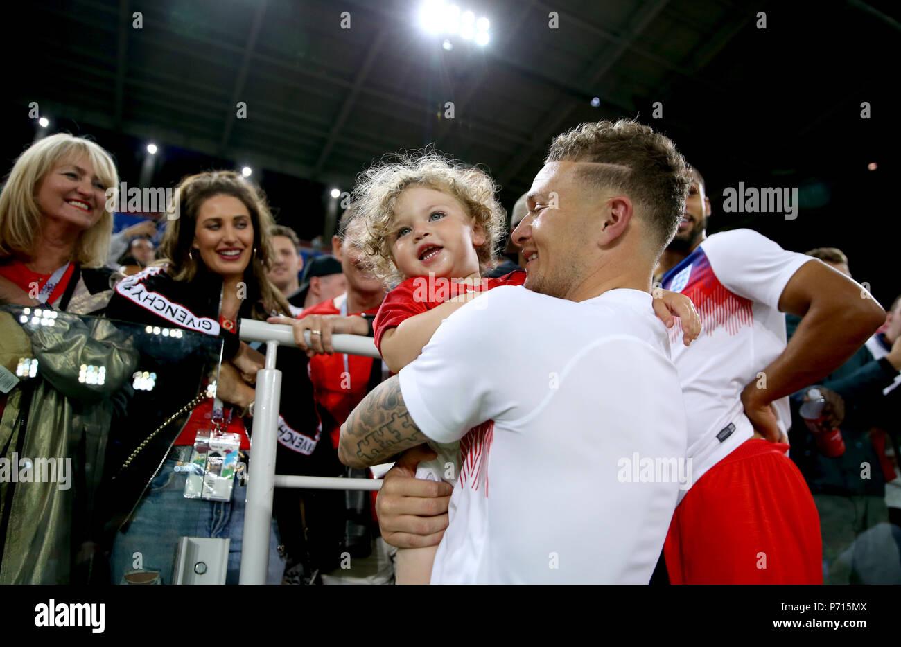 Kieran Trippier célèbre de l'Angleterre avec son fils après avoir remporté la Coupe du Monde FIFA 2018, série de 16 match au stade du Spartak de Moscou. Banque D'Images