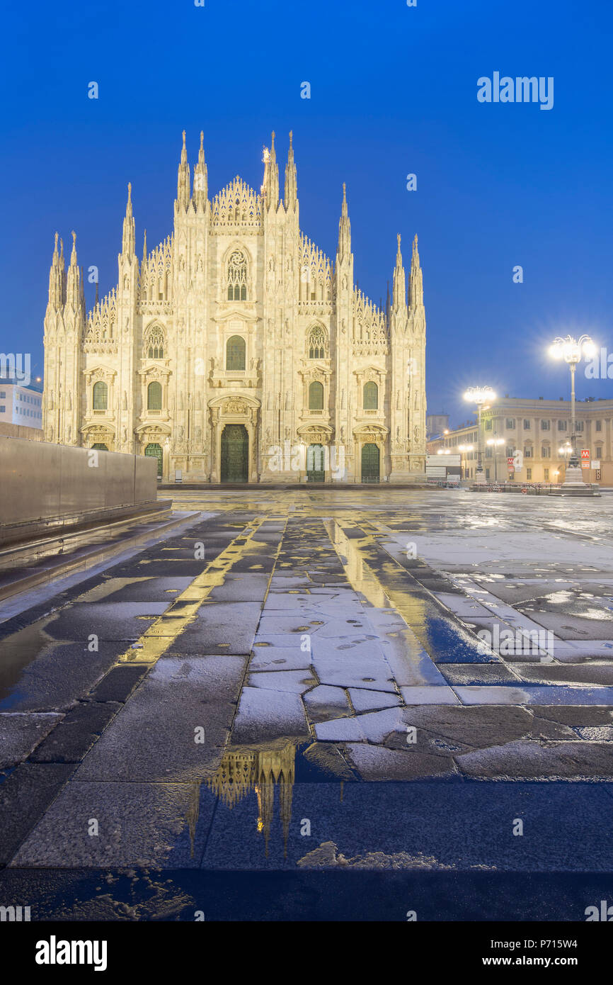 La cathédrale de Milan se reflète dans une flaque d'eau après une chute de neige au crépuscule, Milan, Lombardie, Italie du Nord, Italie, Europe Banque D'Images