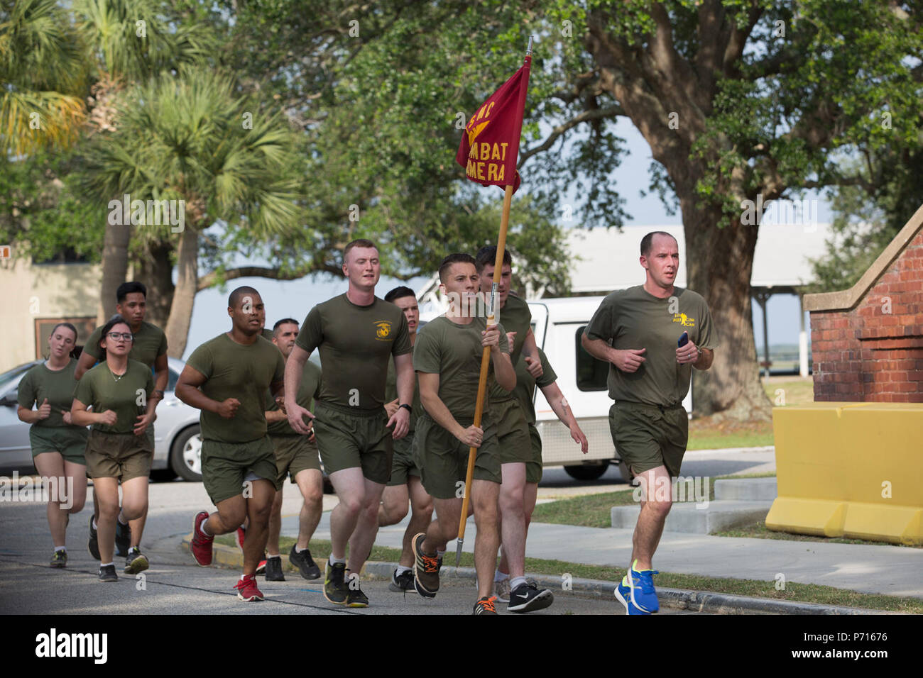 Les Marines de la Caméra de combat stationnés à bord de Marine Corps Air Station Beaufort, S.C., et Marine Corps Recruter Depot, Parris Island (MCRD PI), S.C., participer à un 5K run memorial à bord MCRD PI, 11 mai 2017. La course a eu lieu en mémoire de Cpl. Sara Medina et lance le Cpl. Jacob Hug, décédé le 12 mai 2015 lorsqu'un hélicoptère Huey UH-1Y Marine avec l'hélicoptère d'attaque léger s'est écrasé pendant le fonctionnement de l'Escadron 469 Sahayohi Haat, une multinationale de l'aide humanitaire et des efforts de secours, au Népal. Banque D'Images