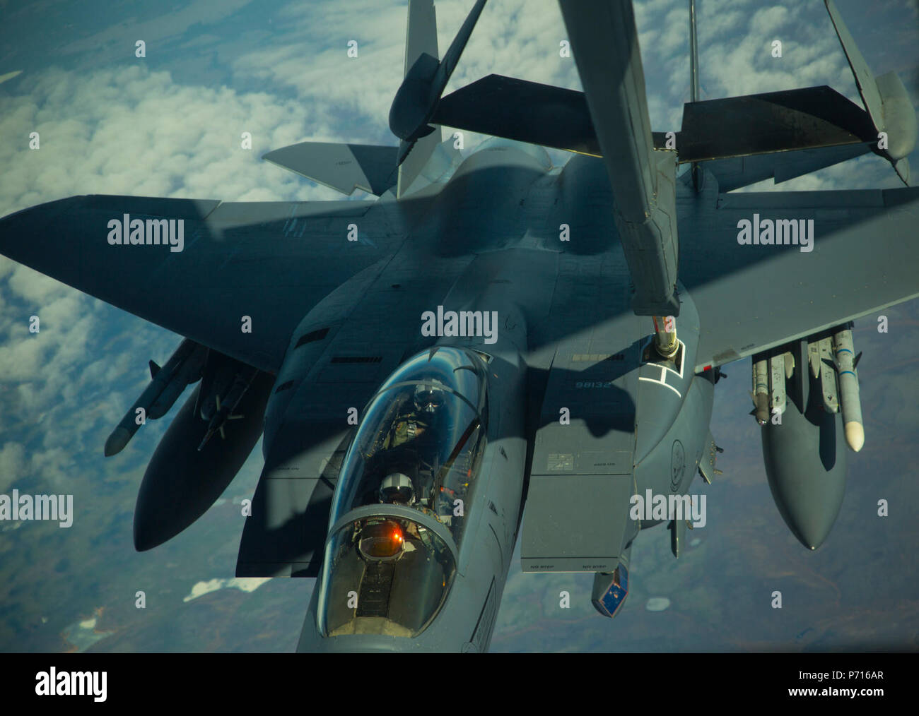Un U.S. Air Force F-15E Strike Eagle avec 48e Escadre de chasse basée à Royal Air Force Lakenheath, Angleterre, se connecte à la rampe de carburant d'une U.S. Air Force KC-10 Extender lors d'une opération de ravitaillement en vol sur le Joint Gamme Pacific-Alaska complexe à l'appui de l'Extrémité Nord 2017, 11 mai 2017. L'exercice est le plus important de l'Alaska et premier exercice multinational interarmées conçu pour des opérations pratiques, techniques et procédures ainsi que d'améliorer l'interopérabilité entre les services. L'exercice fournit des compétences dans la détection et le suivi d'unités en mer, dans les airs et sur terre et de responsa Banque D'Images