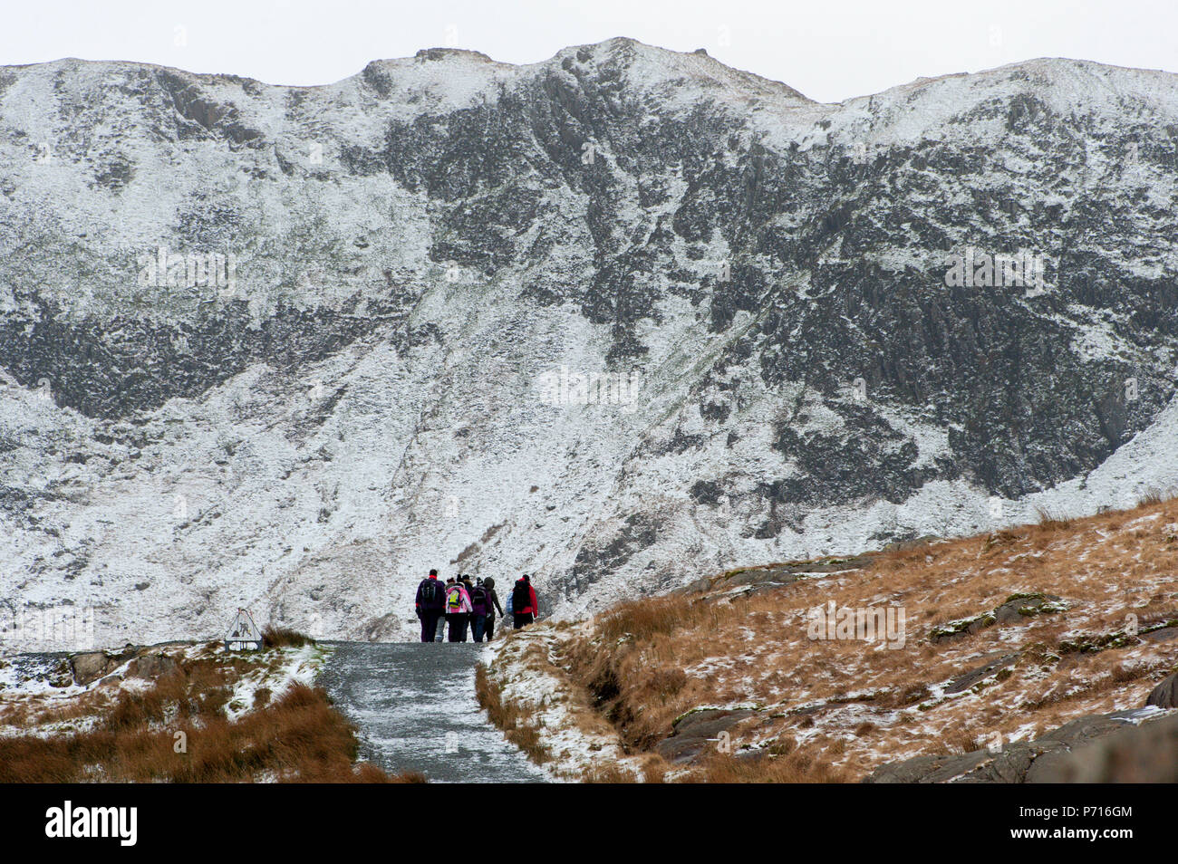 Les randonneurs sur la voie de mineur à la base du Mont Snowdon dans un paysage hivernal dans le Parc National de Snowdonia, Gwynedd, Pays de Galles, Royaume-Uni, Europe Banque D'Images